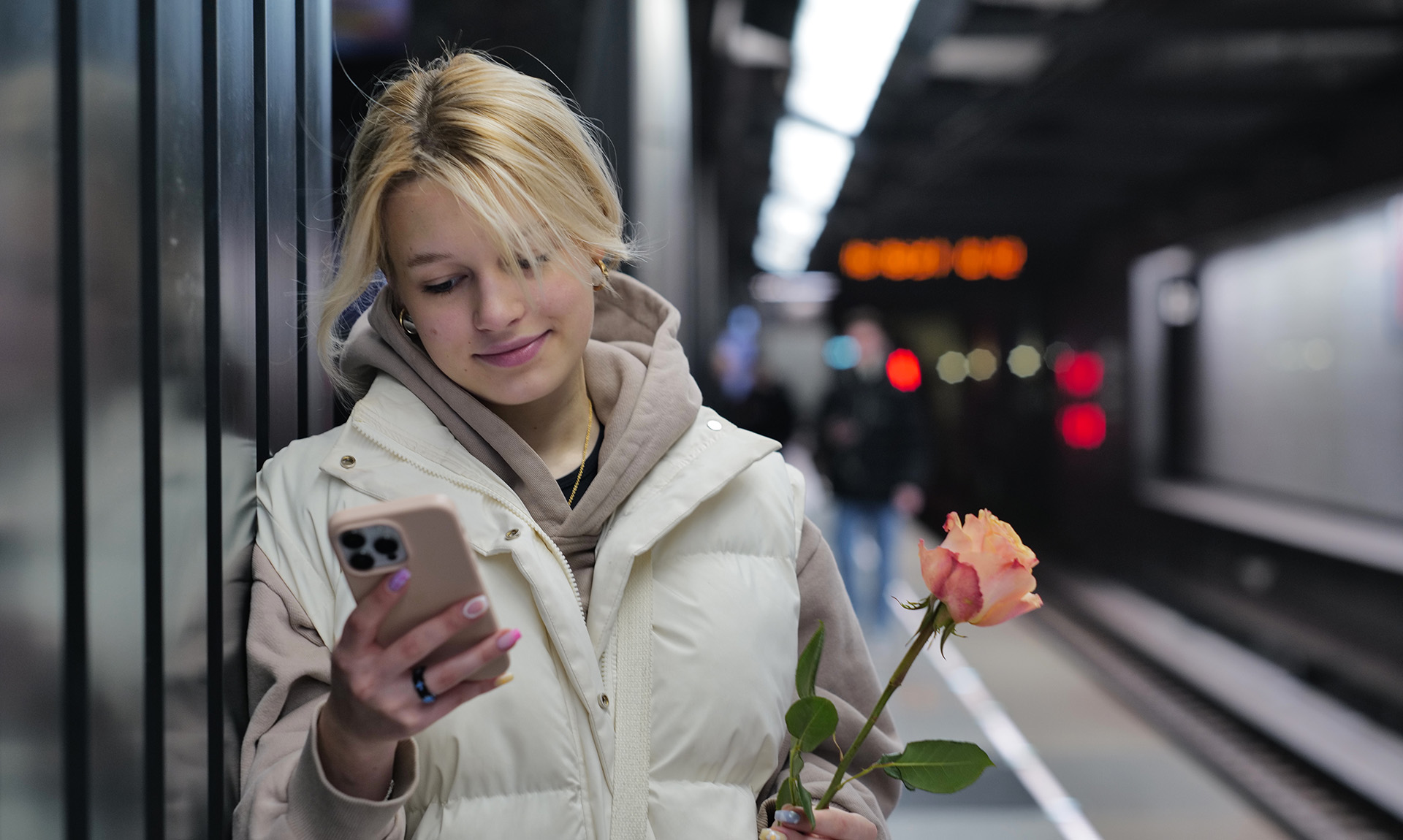 Девушка с телефоном в руках 