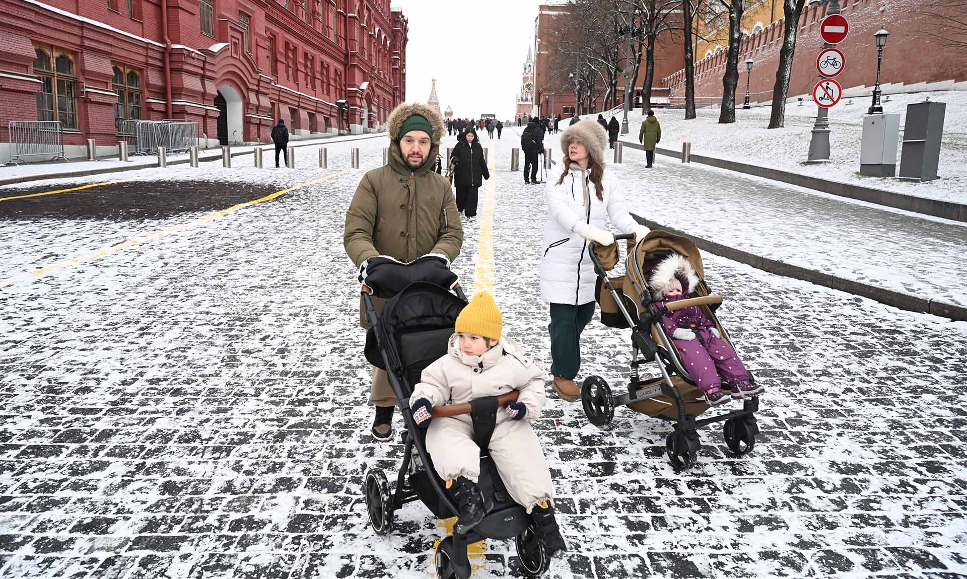 Семья гуляет на Красной площади 