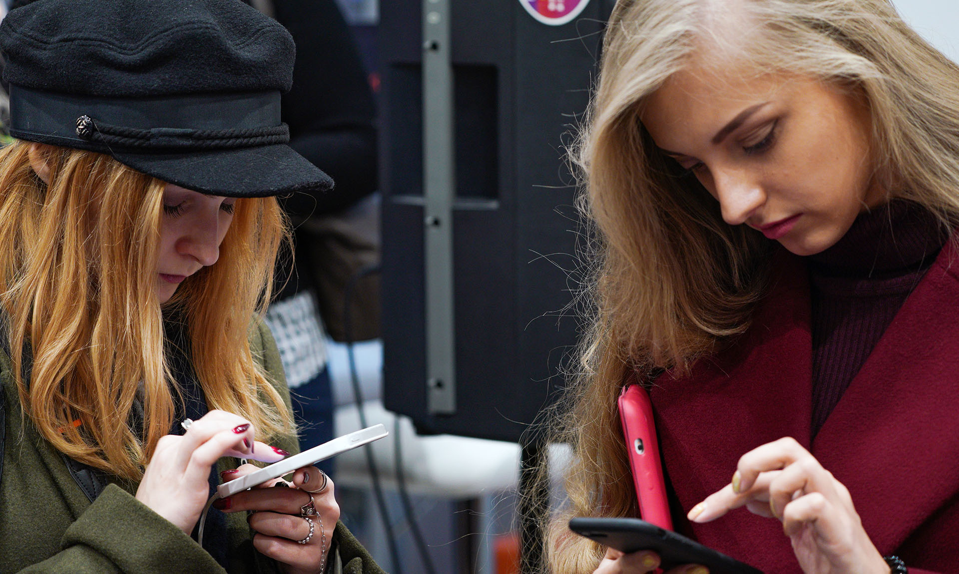 Девушки с телефонами 