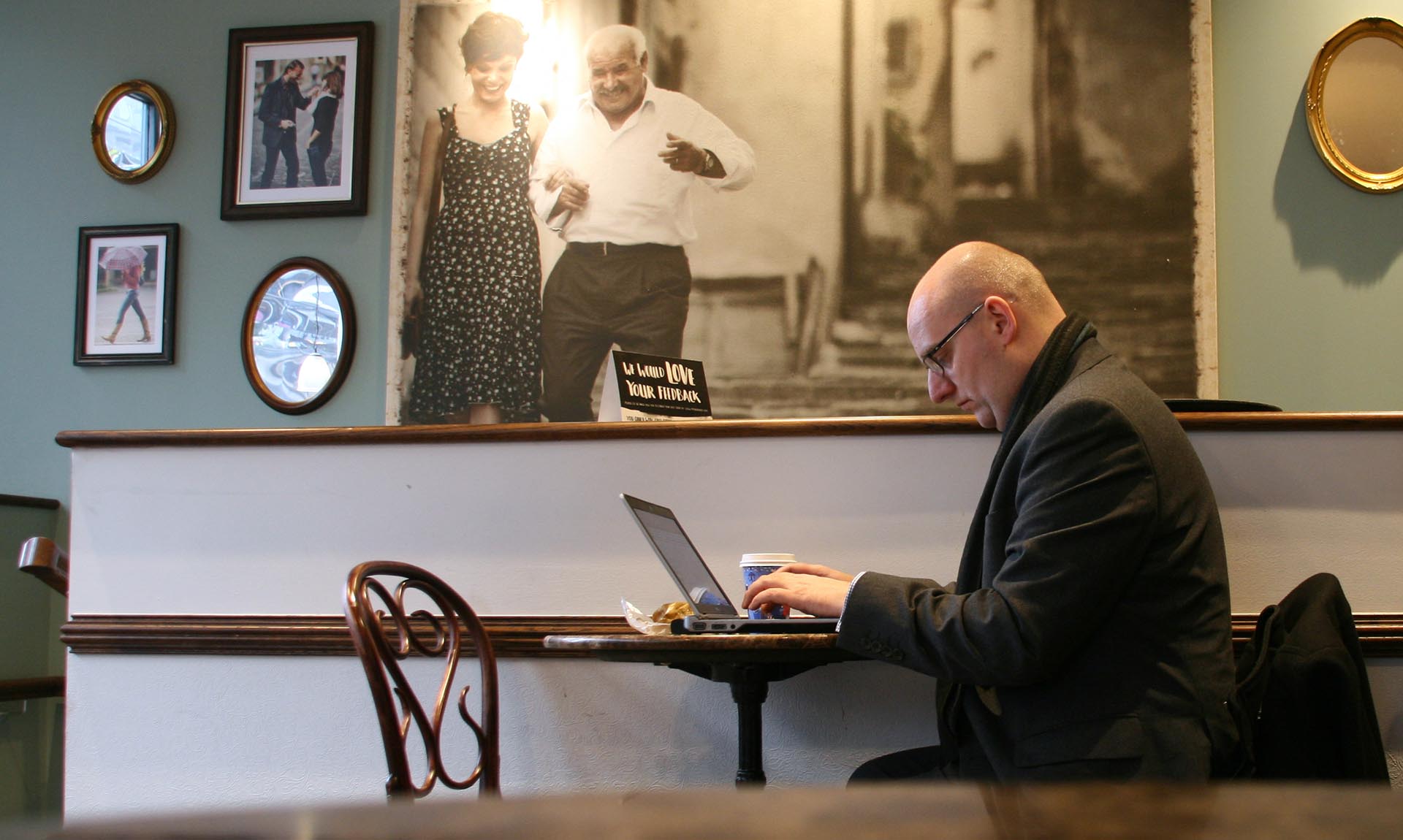 Посетитель кафе с ноутбуком