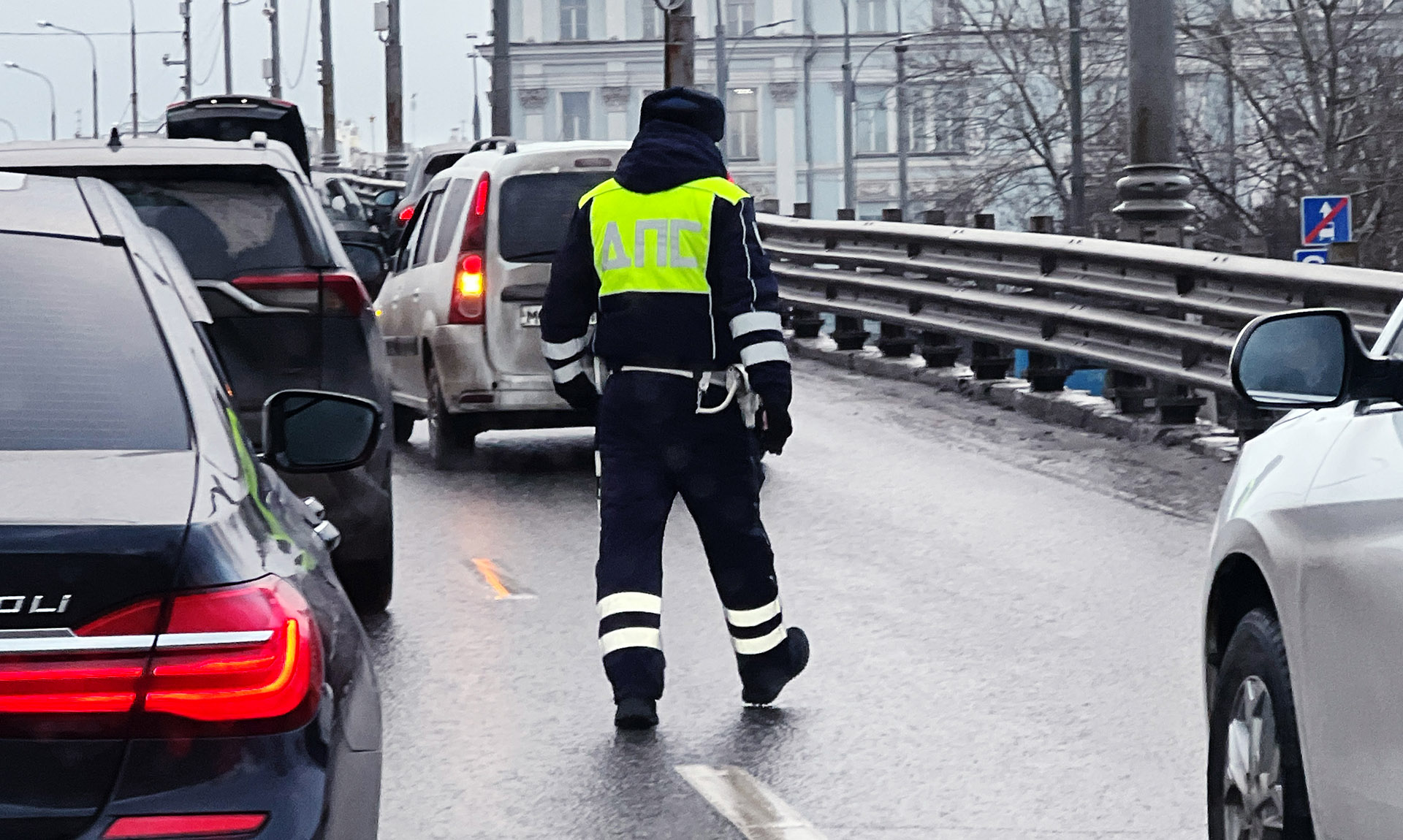 Сотрудник Дорожно-патрульной службы