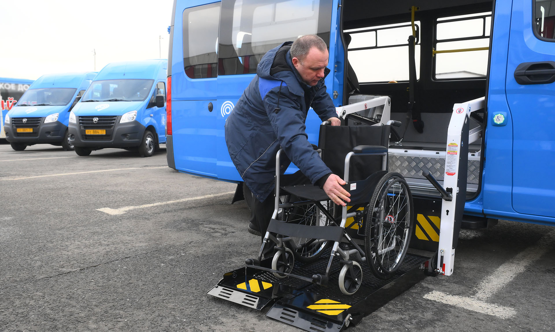 Презентация новых машин службы "Социальное такси"