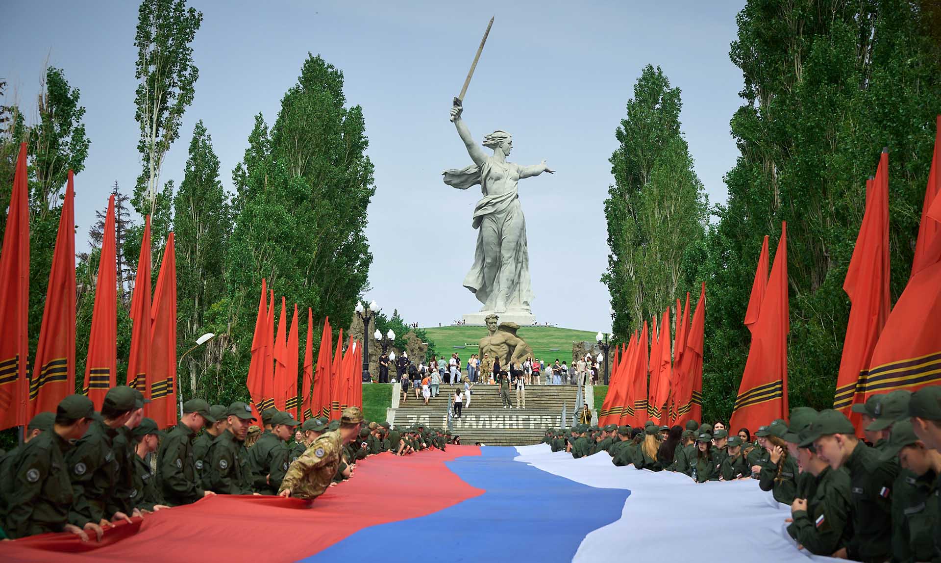 Участники центра «Воин» подняли над Мамаевым курганом стометровый российский флаг