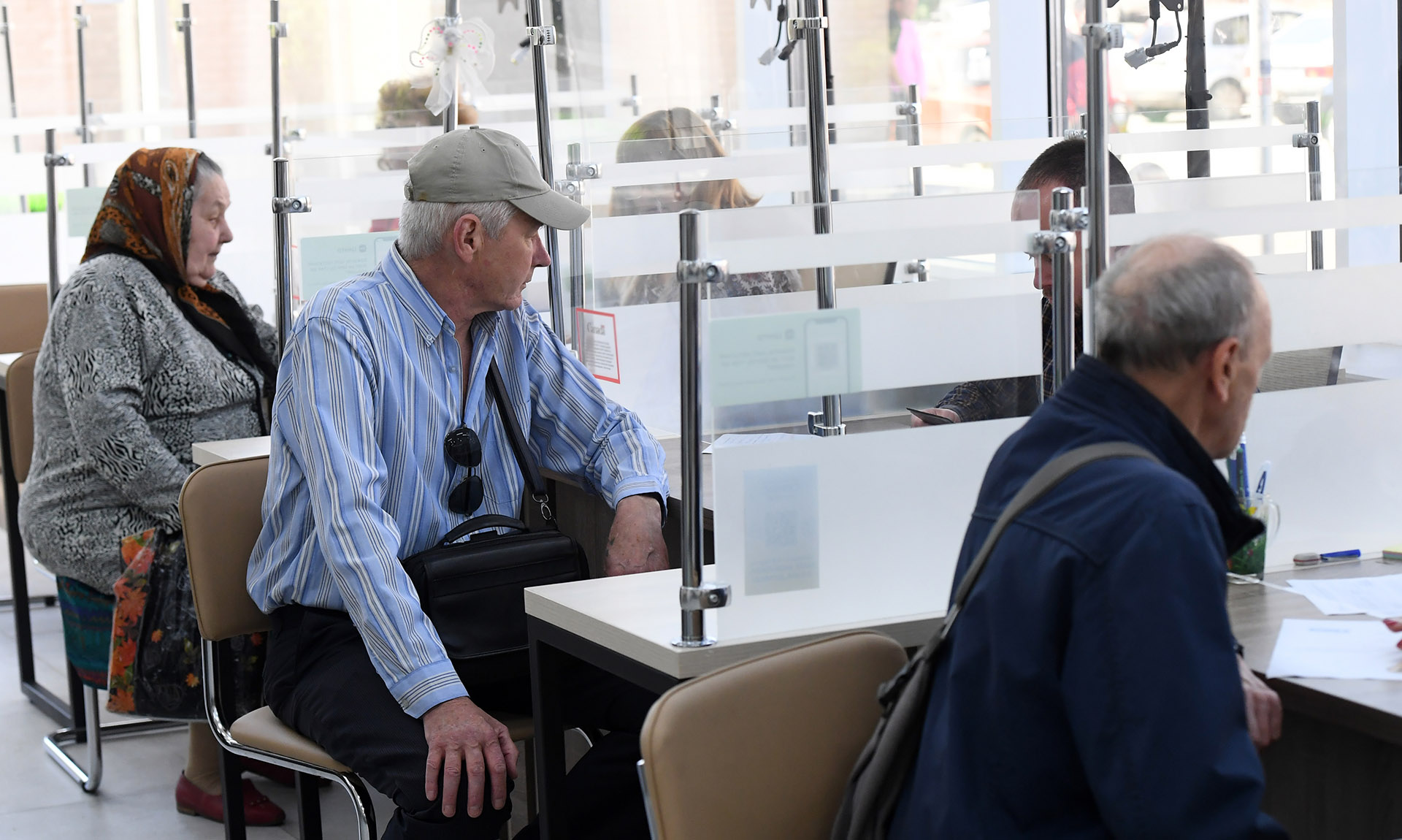 Нужно ли россиянам подавать заявление на получение повышенных социальных пенсий?