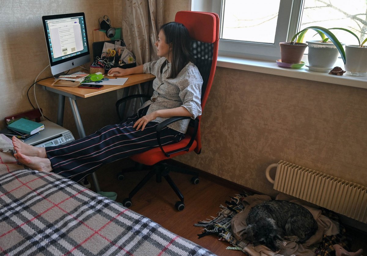 Заболевшая сотрудница работает из дома сидя за компьютером