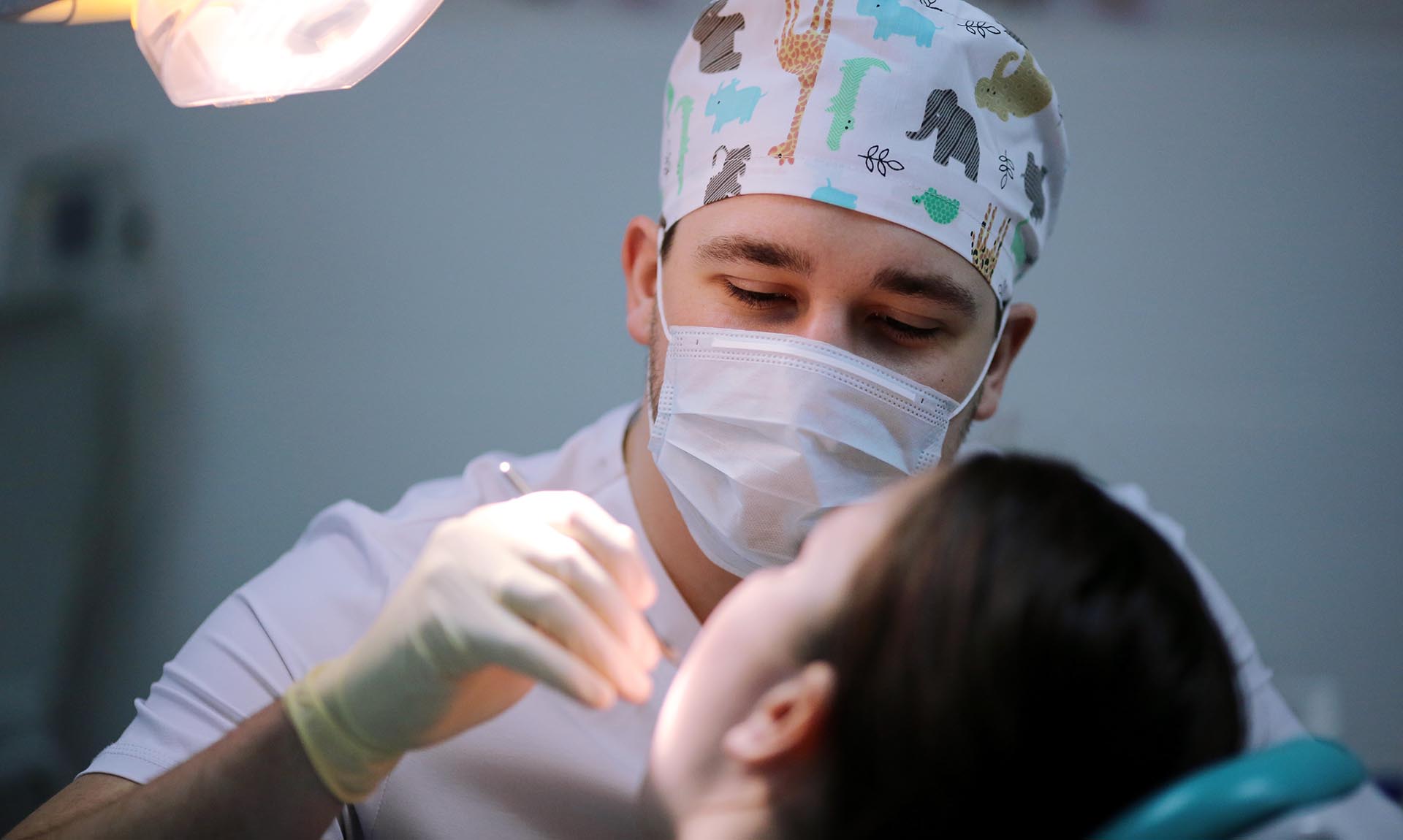 Стоматолог во время приема пациента 