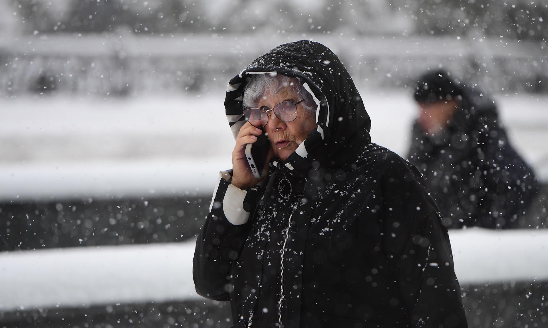 Женщина разговаривает по телефону