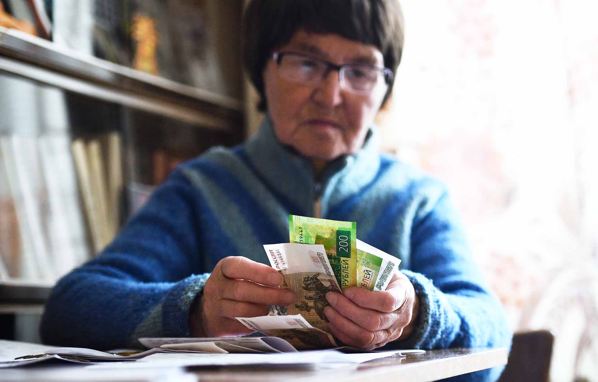 Женщина, получившая пенсию, у себя дома