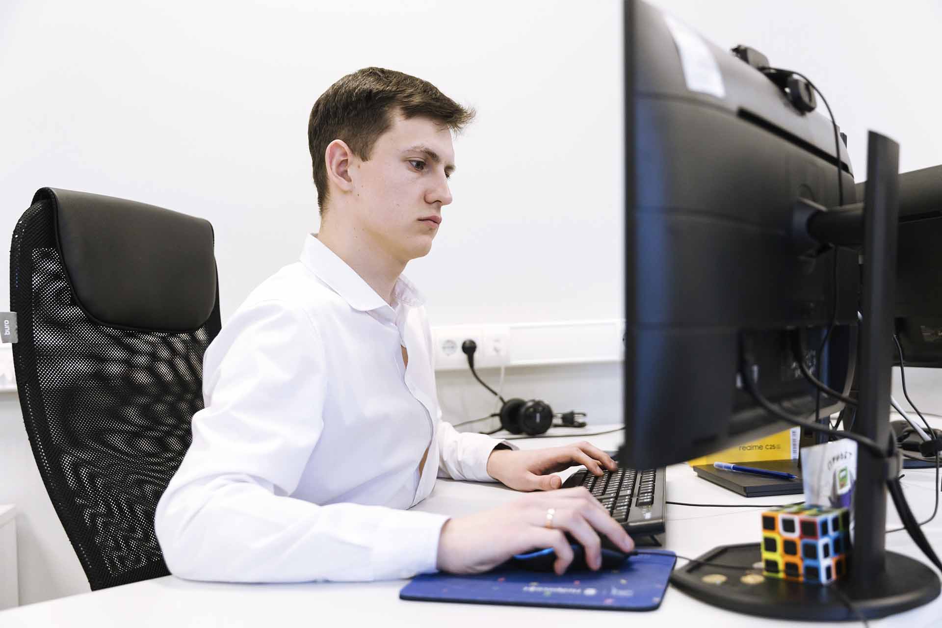 офисный работник за компьютером