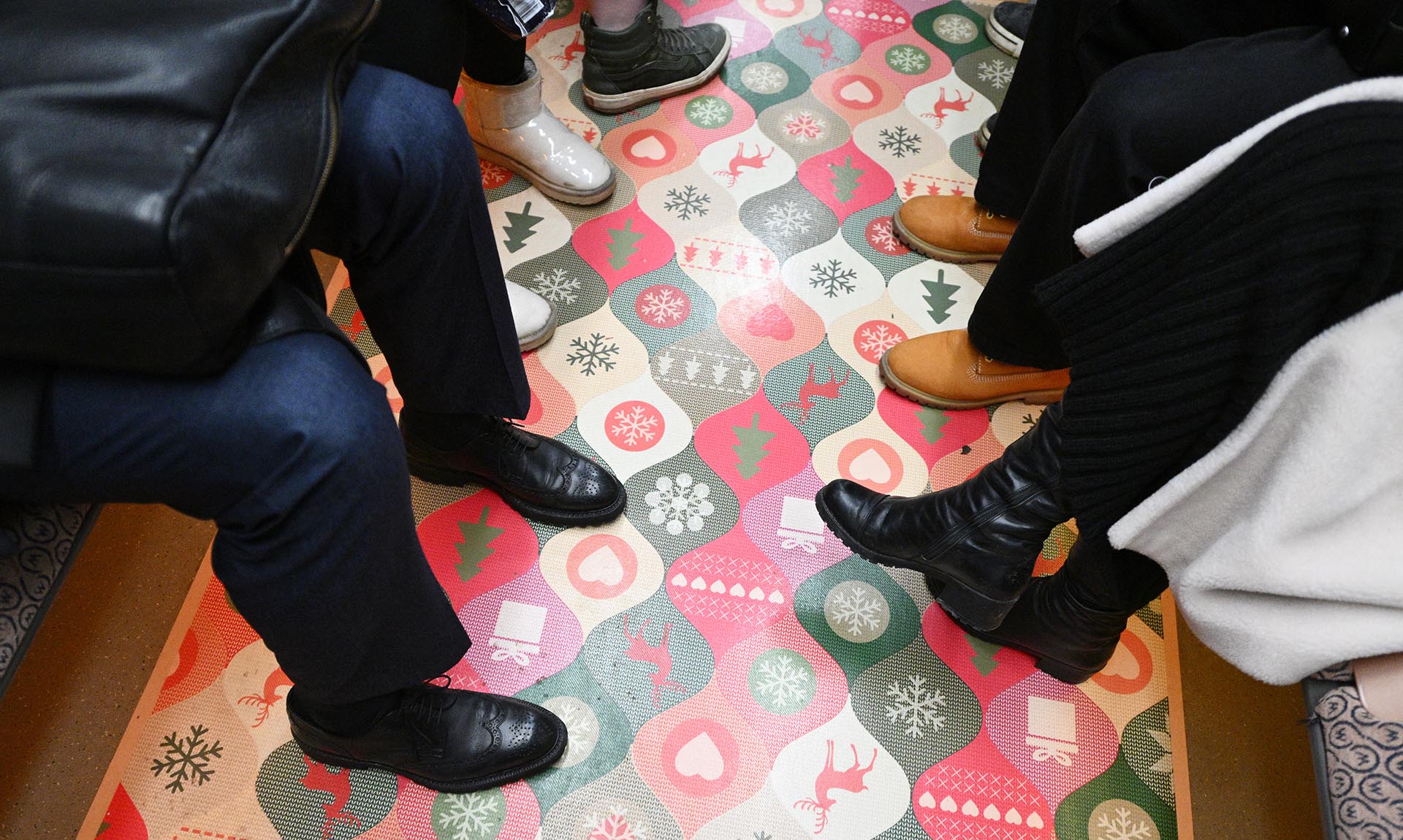 Люди в вагоне метро