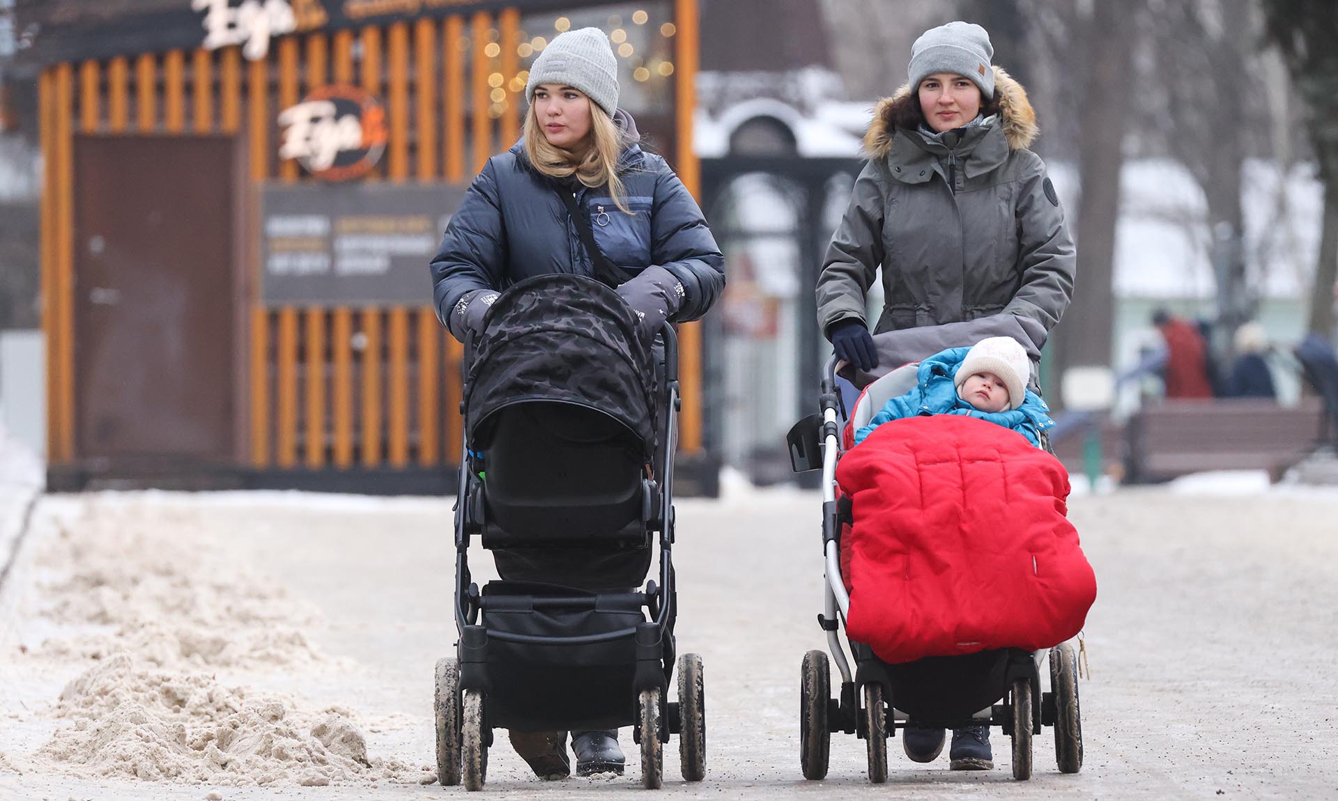 Мамы во время прогулки в парке 