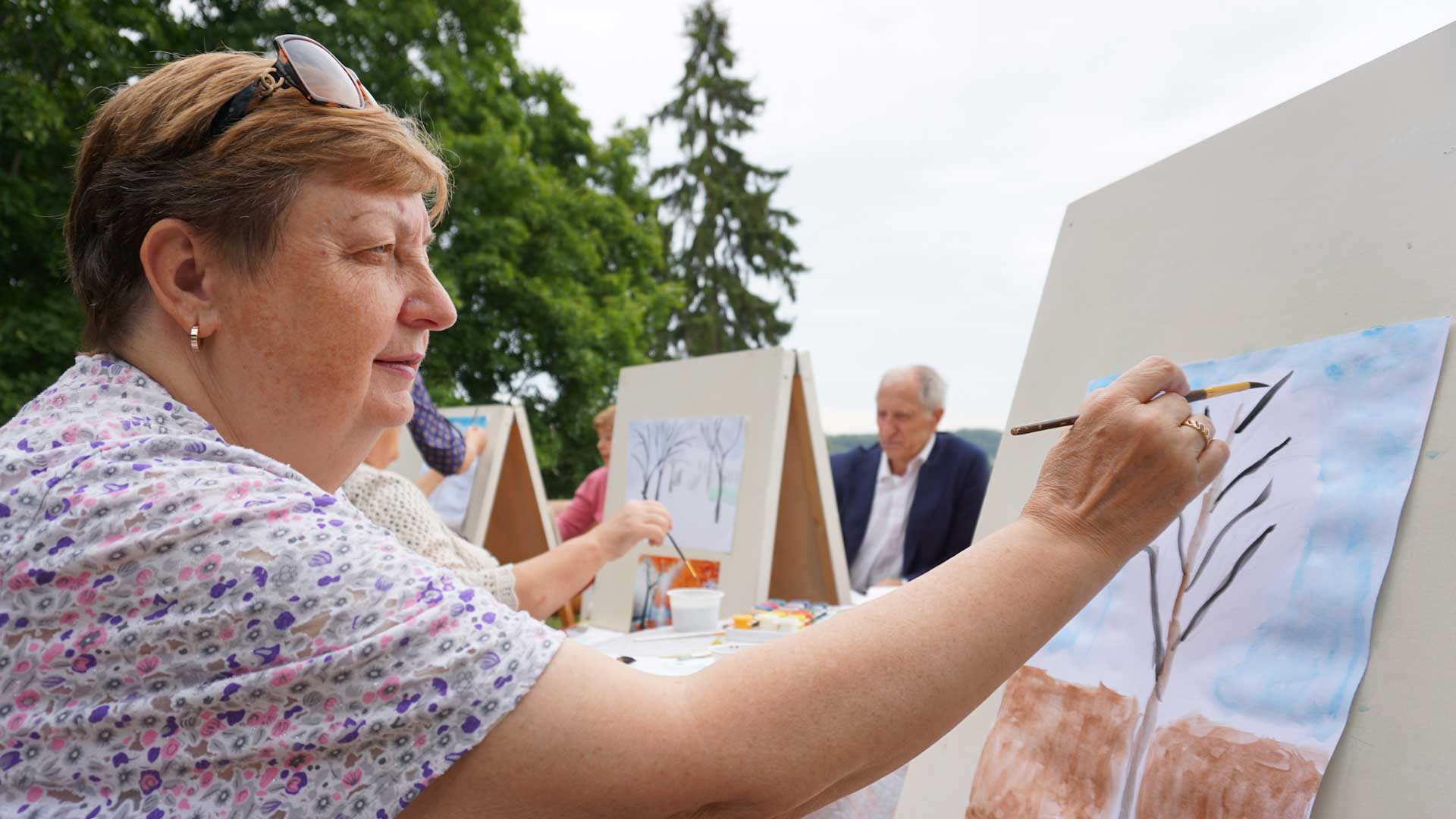 Пожилая Женщина рисует картину