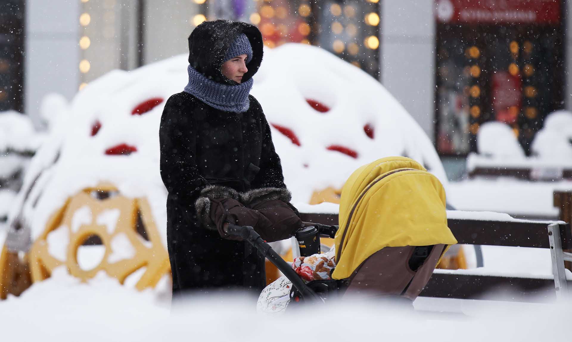 Женщина с коляской на улице