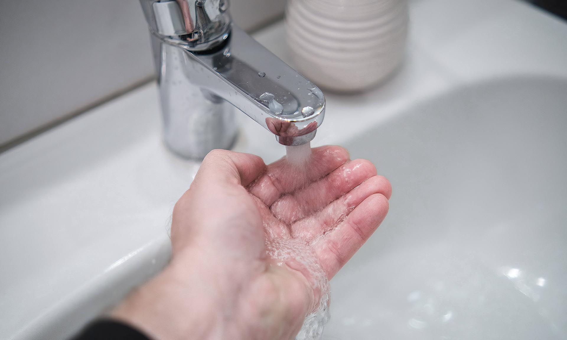 Мытье рук водой из-под крана