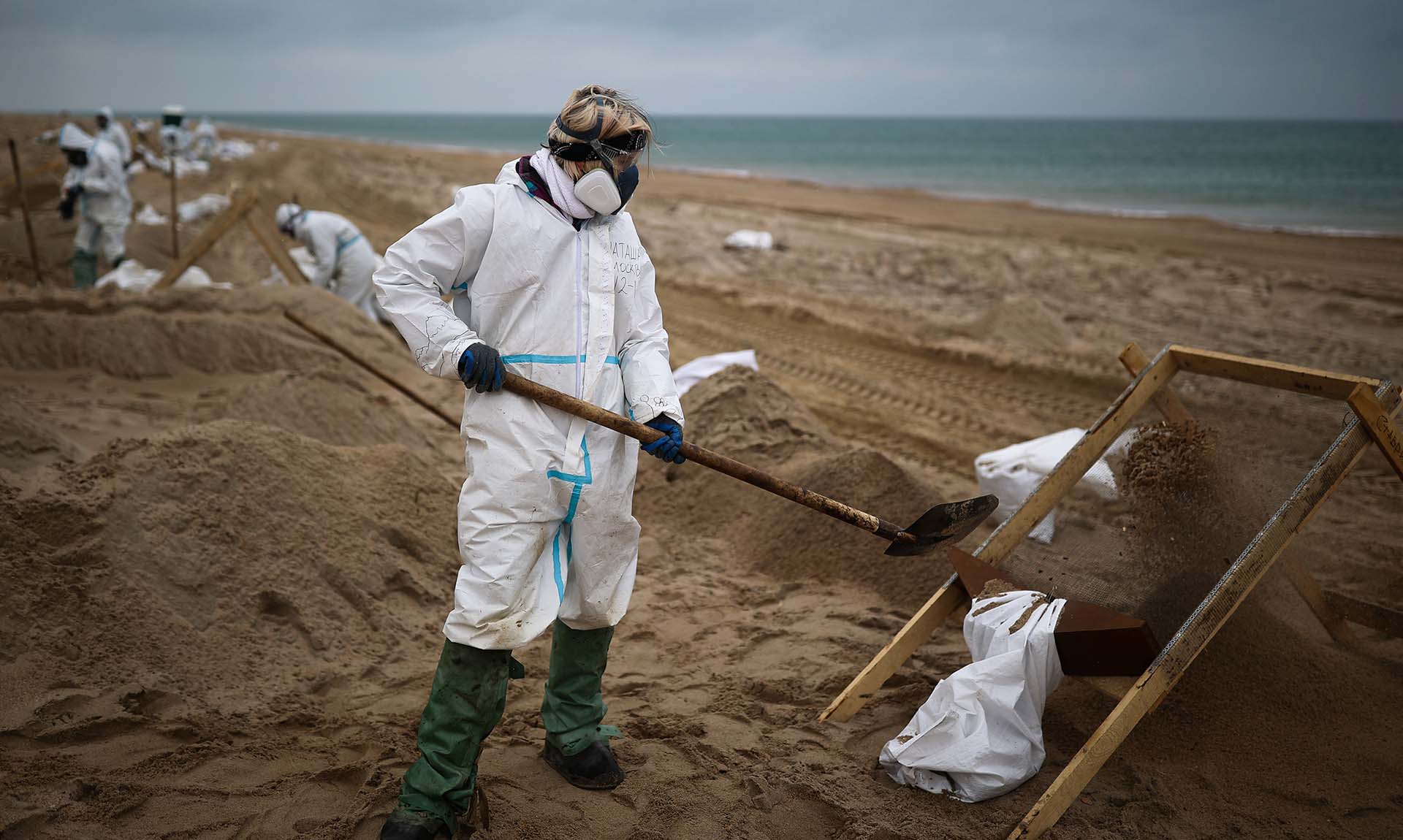 С начала ликвидации последствий ЧС очистили около 2 тыс. км черноморского побережья