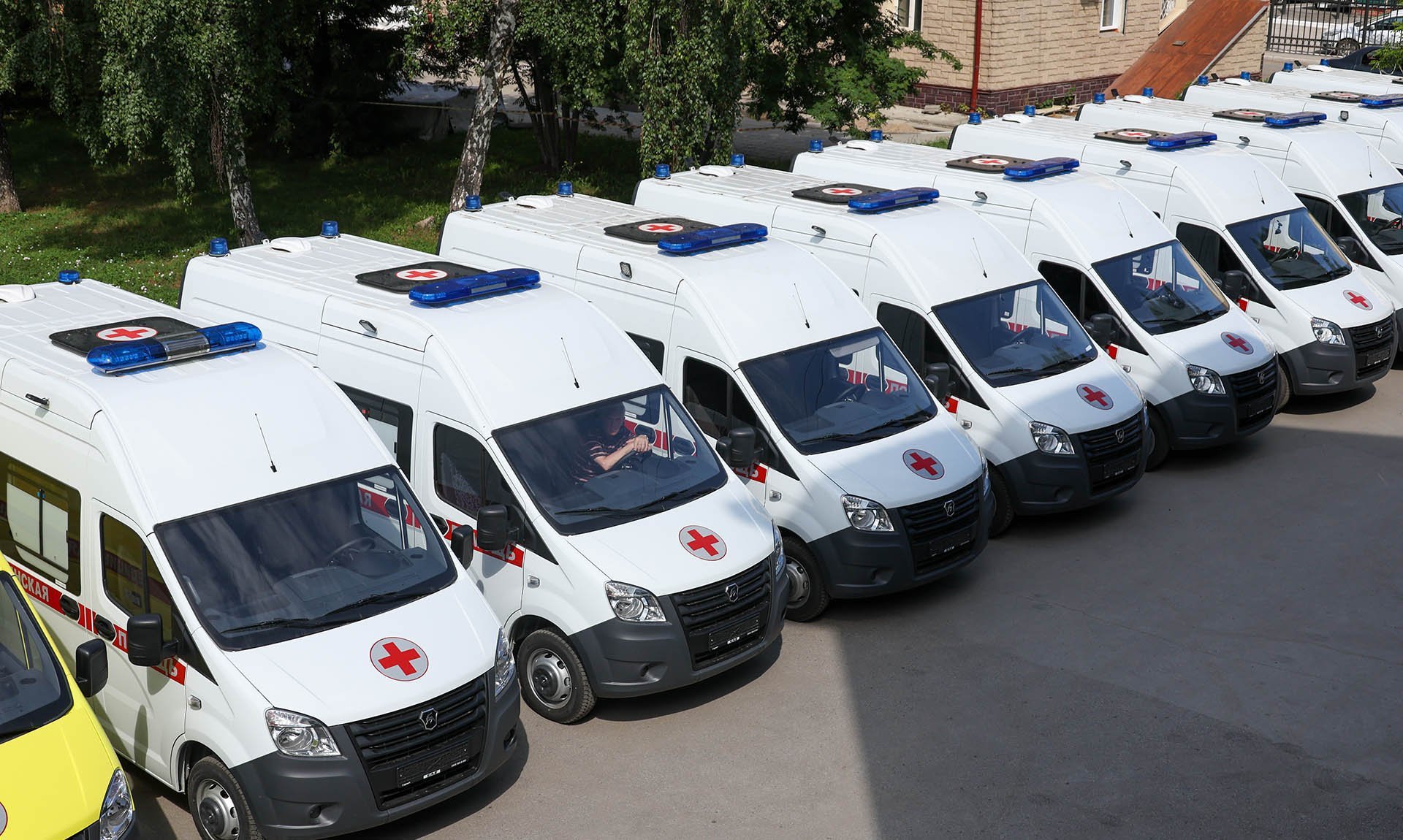 В Донбассе и Новороссии медики получили новые автомобили и защитные жилеты