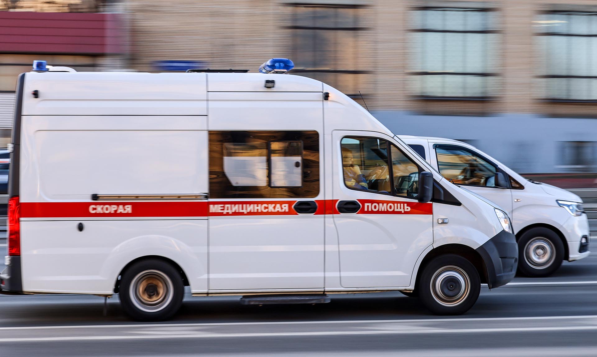 Автомобиль скорой помощи на улице