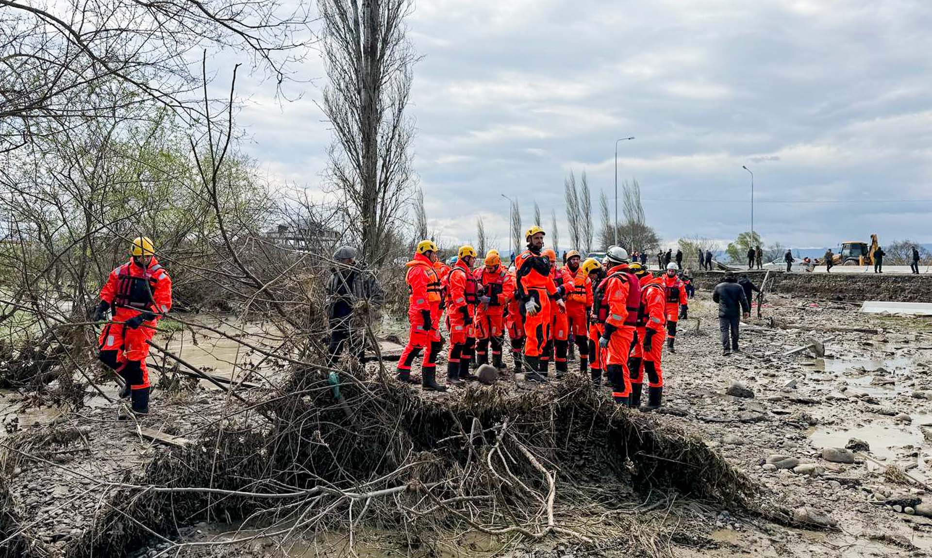 Более 4 тысяч специалистов устраняют последствия непогоды на Северном Кавказе