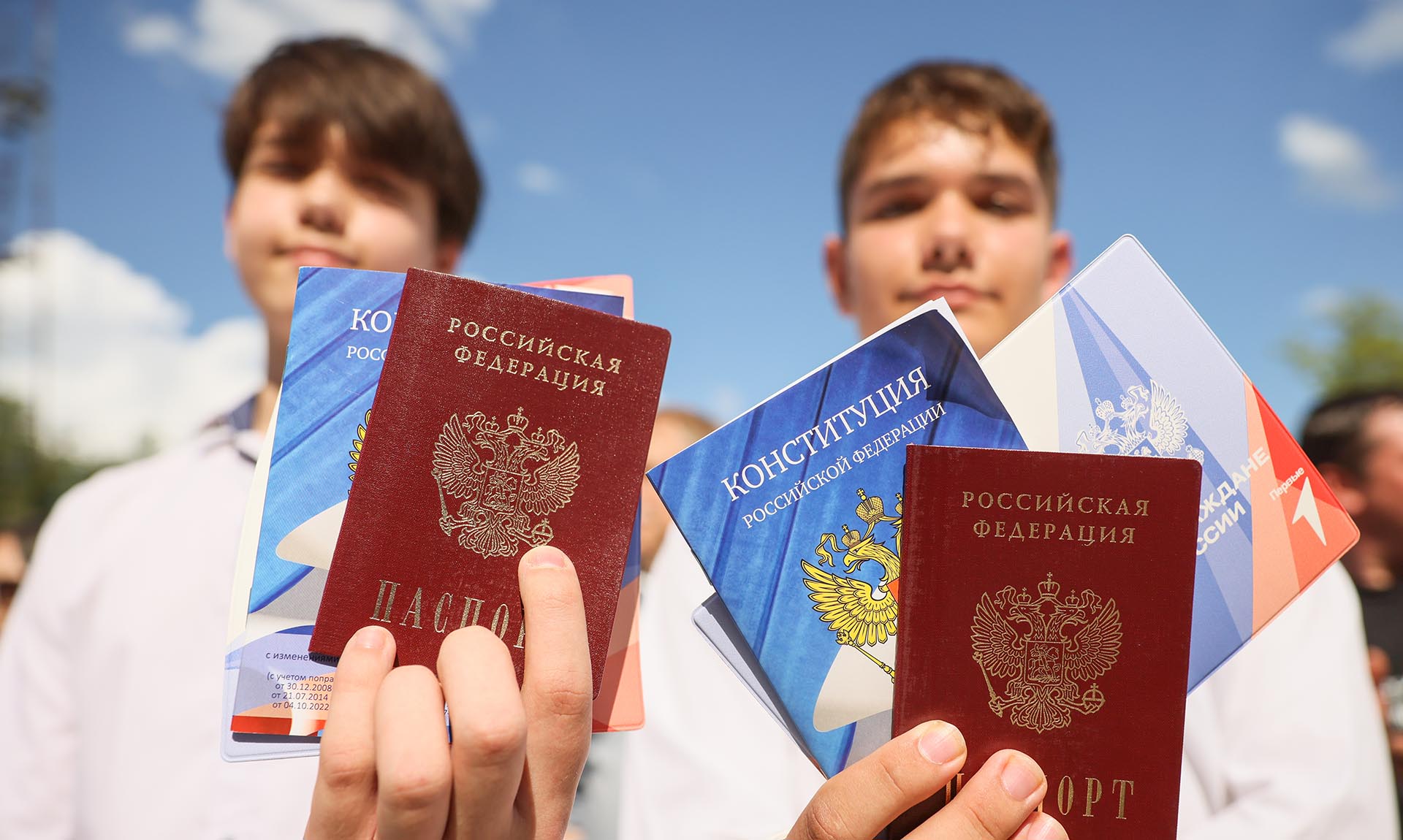 Мальчики с полученными паспортами