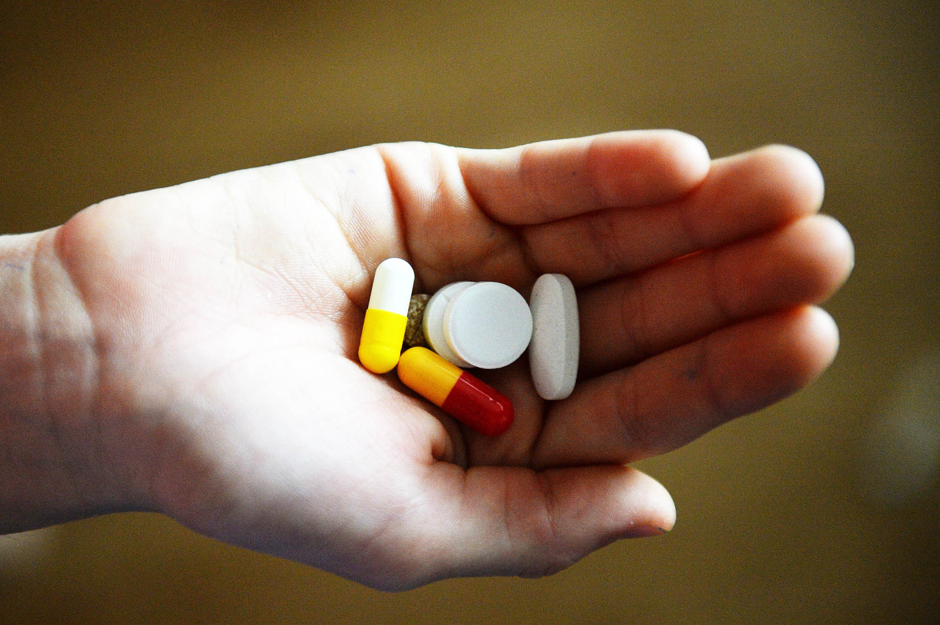 таблетки в руке