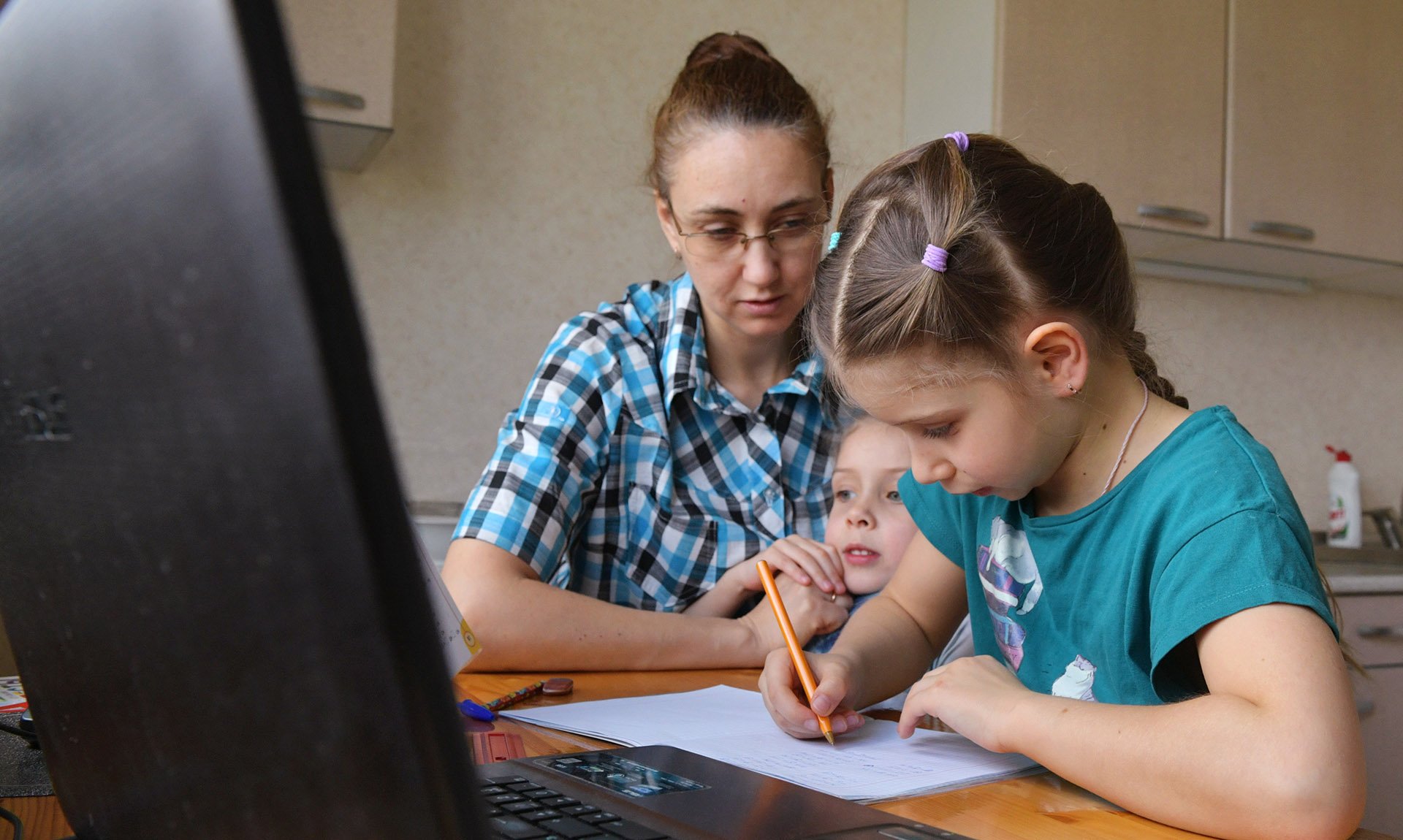 Ученица по математике у себя дома 