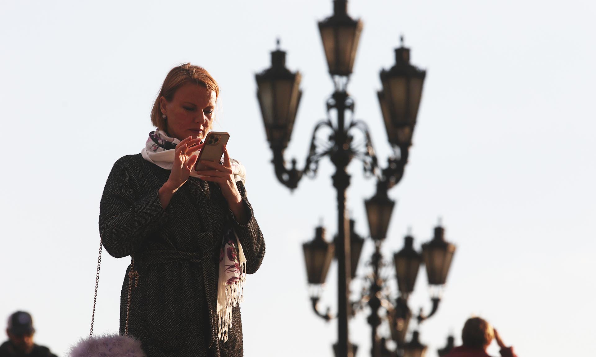 Женщина с телефоном на улице