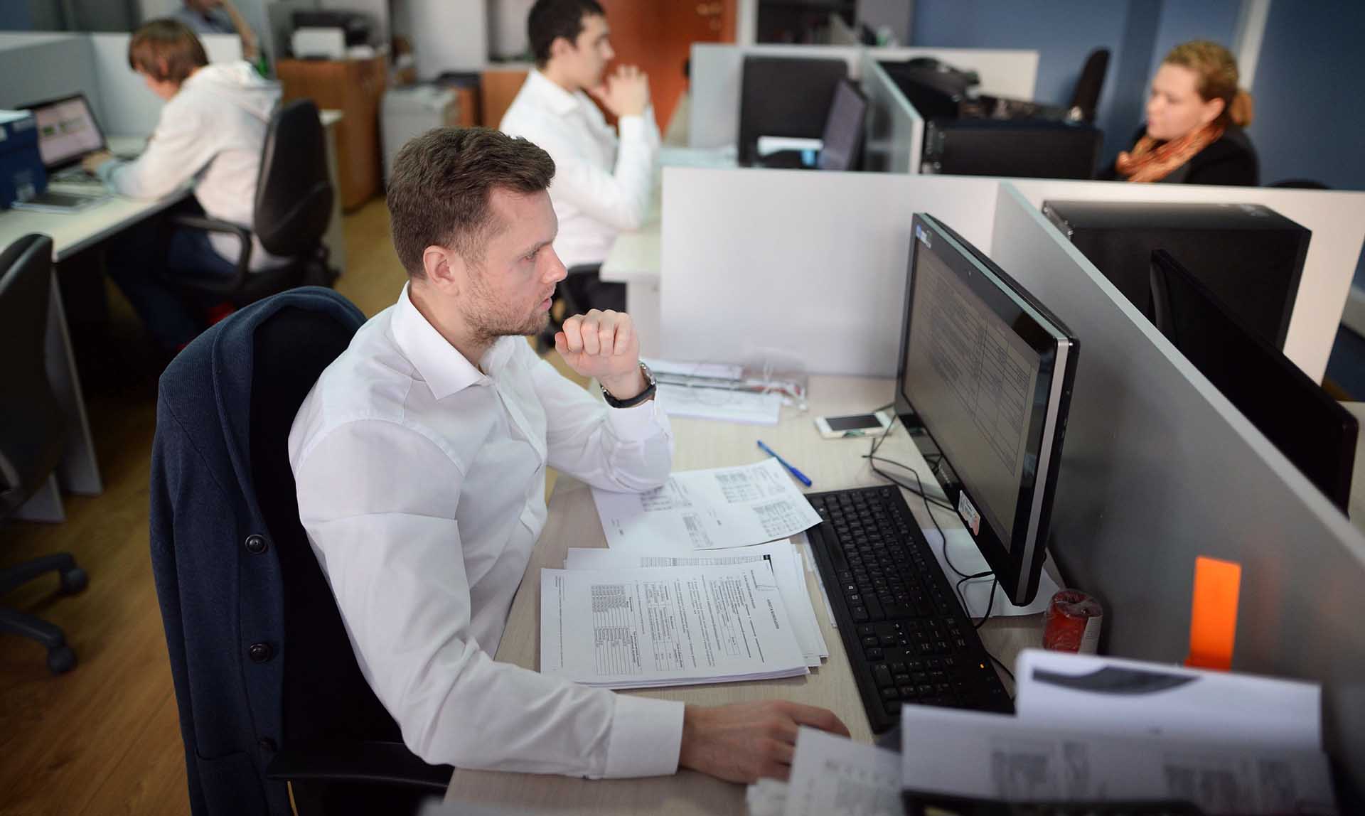 Мужчина за компьютером в офисе