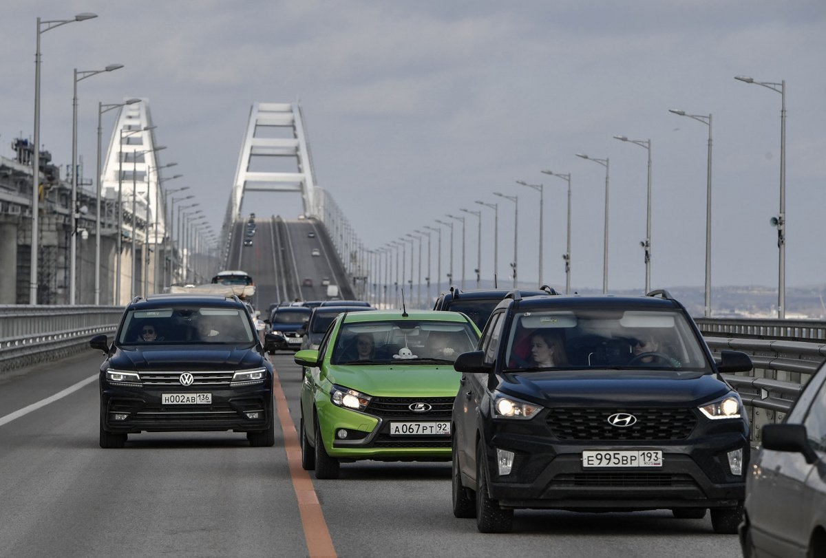Автомобили едут на Крымском мосту 