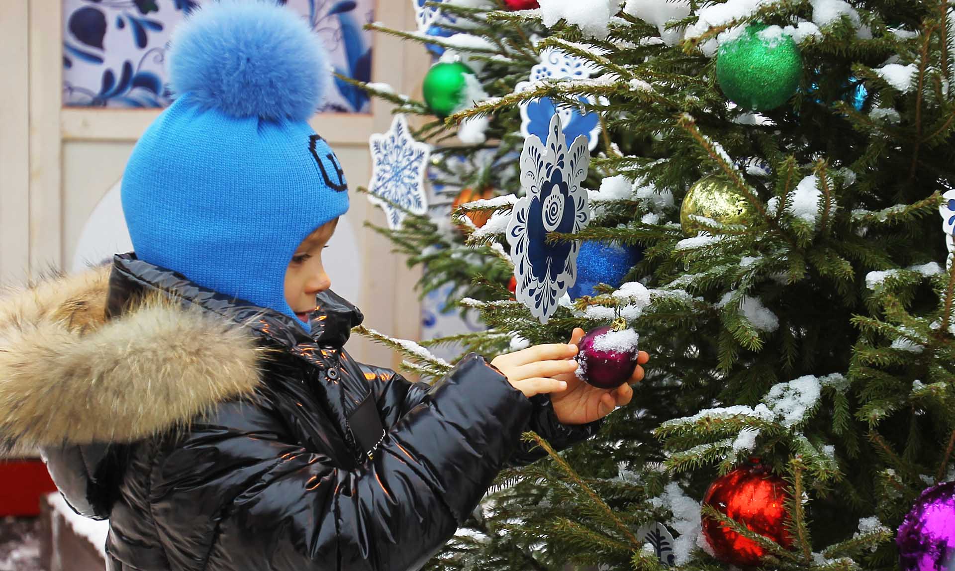 Ребенок около новогодней елки