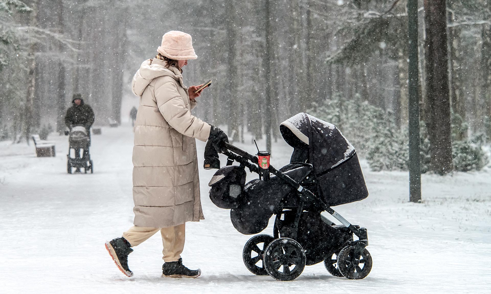 Женщина с ребенком гуляет в парке