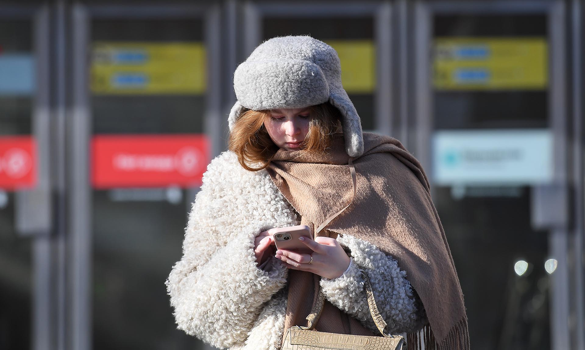 Девушка с телефоном 