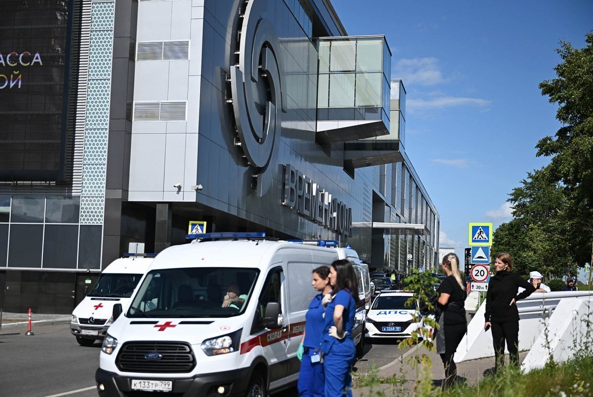 Сотрудники скорой помощи около Торгового Центра