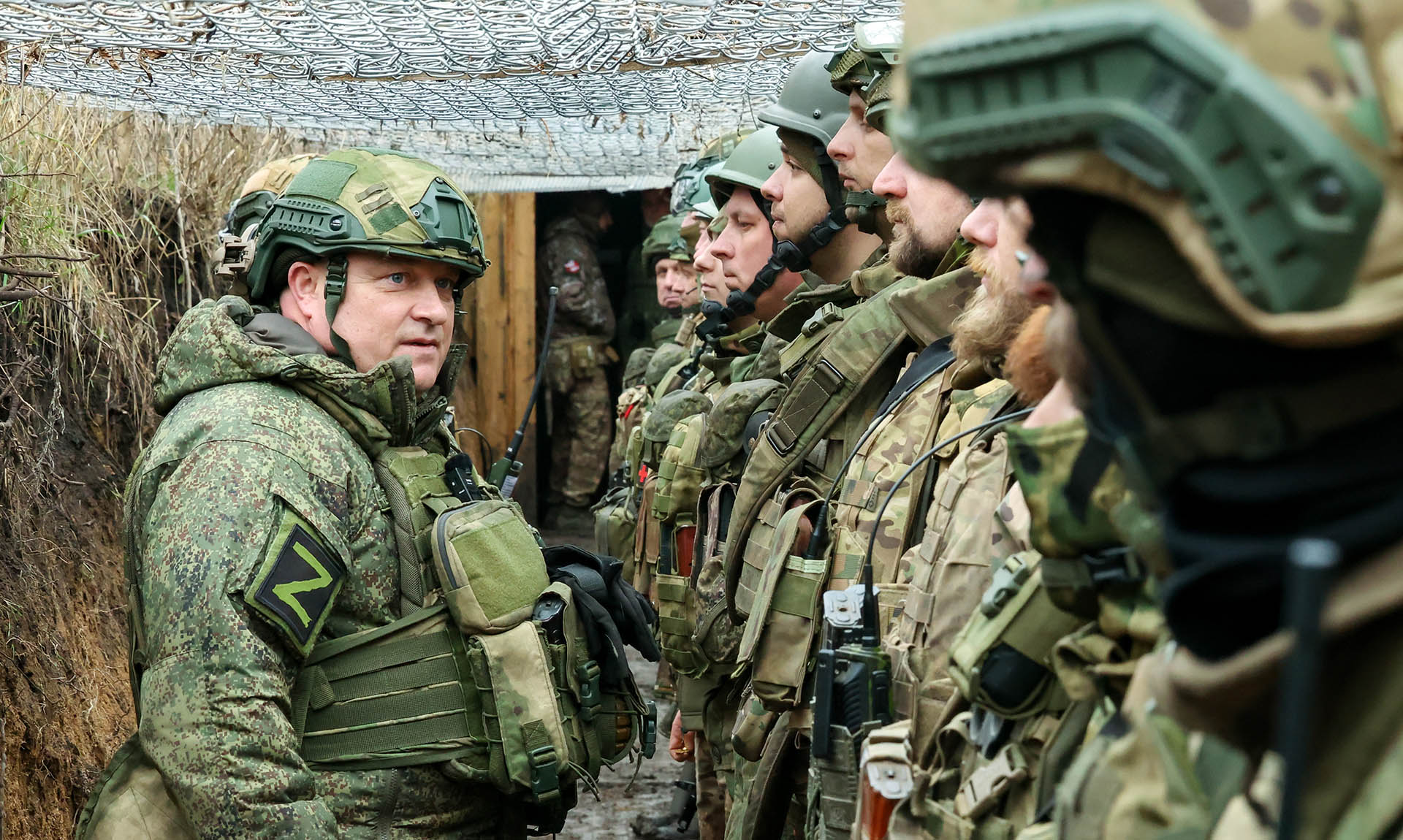  Командир полка  с солдатами