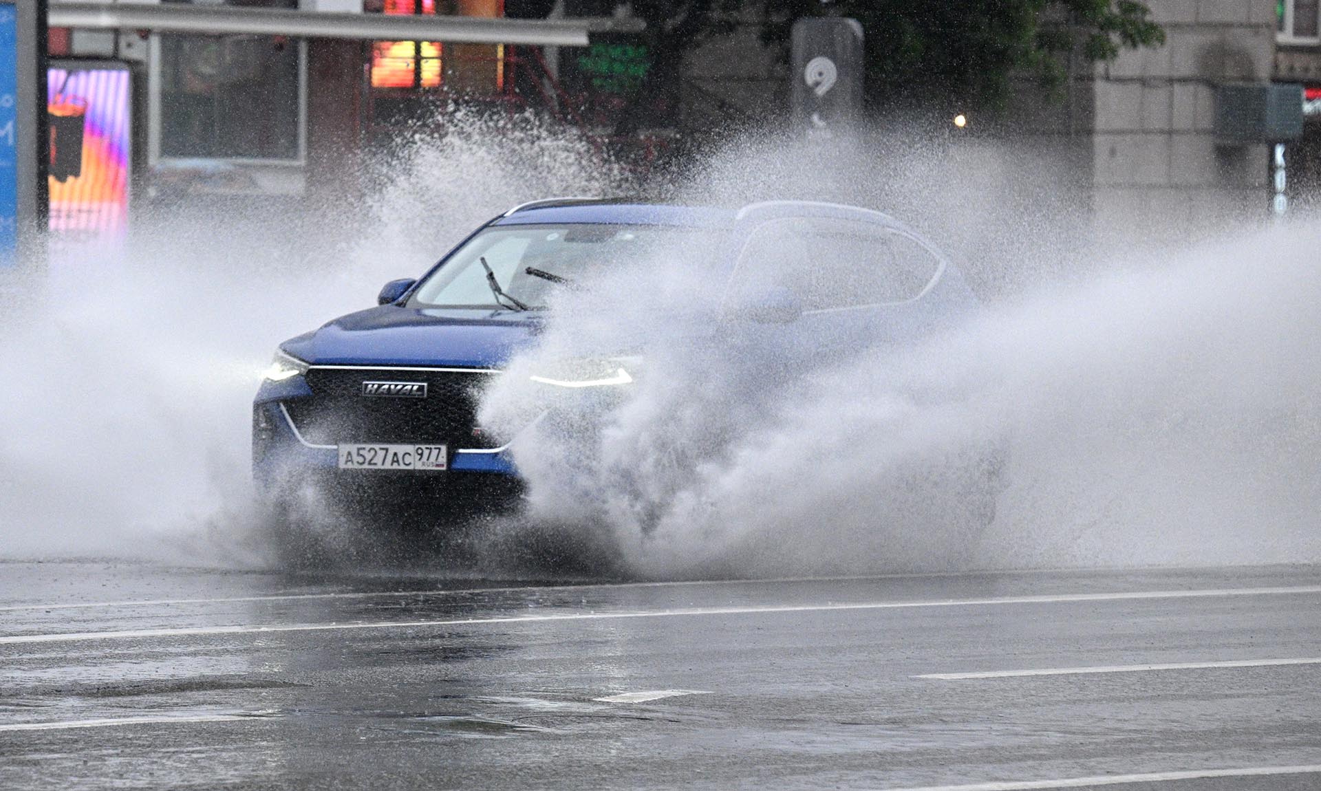 Чем грозит быстрая езда на автомобиле по лужам?