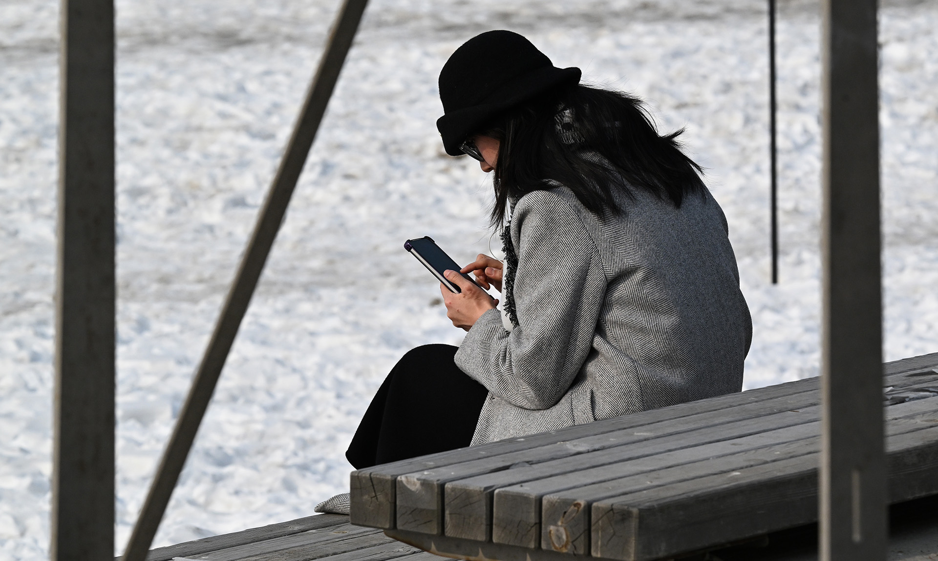 Девушка с телефоном 