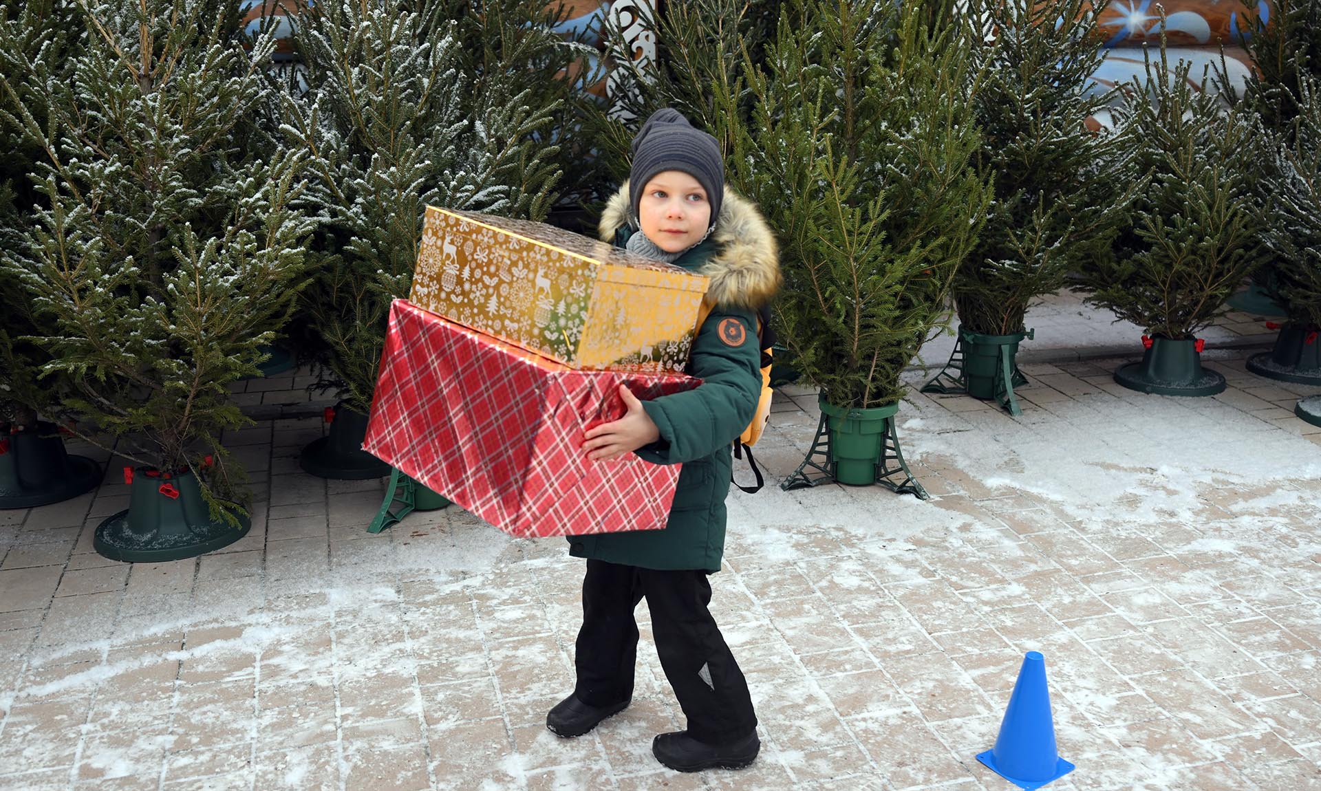 Ребенок с подарками 