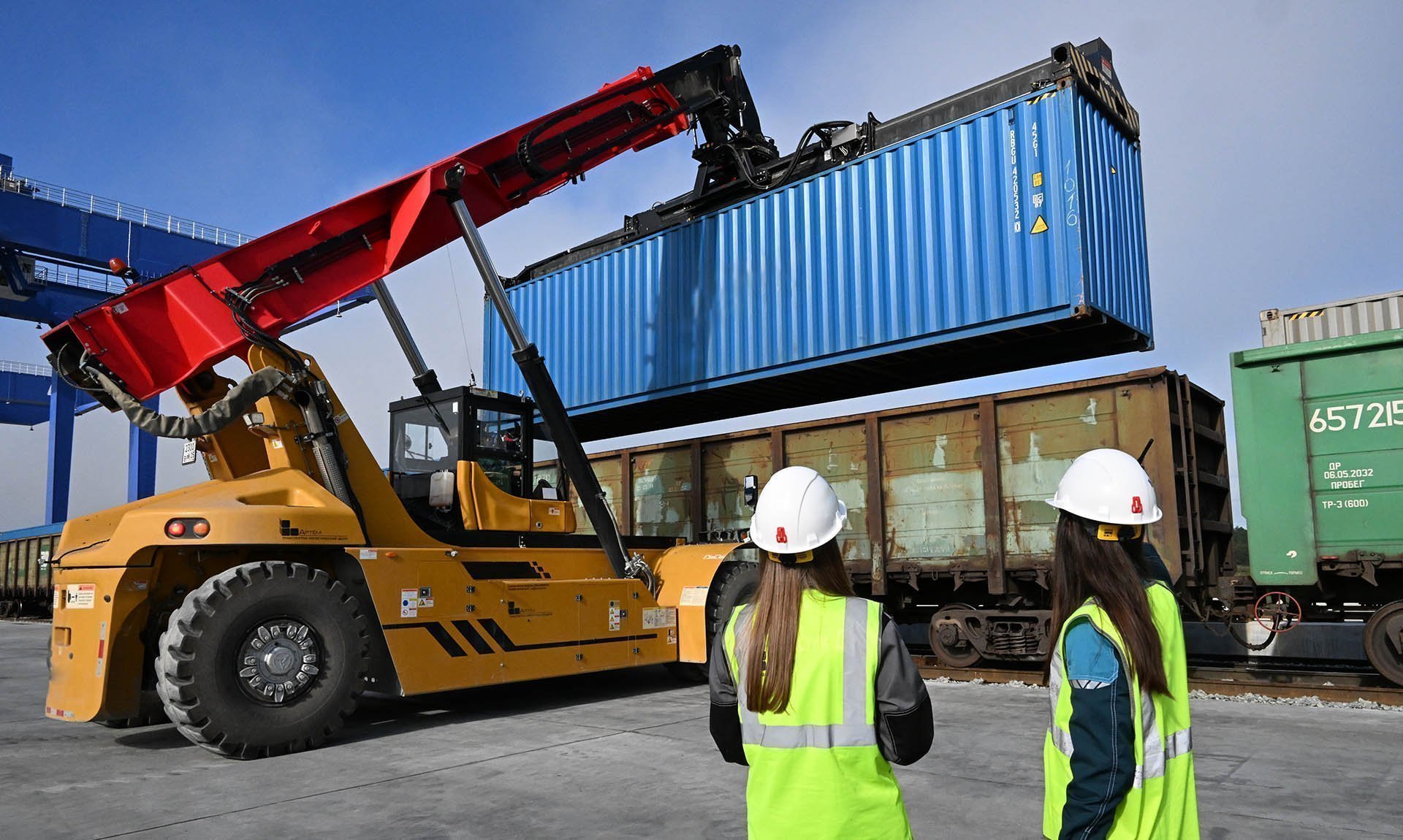 Какие сферы необходимо развивать России в условиях санкционного давления?