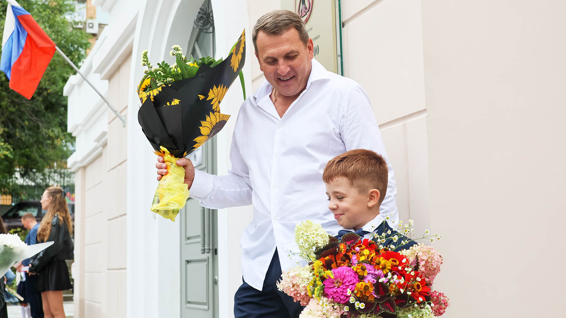мужчина с мальчиком на линейке первого сентября