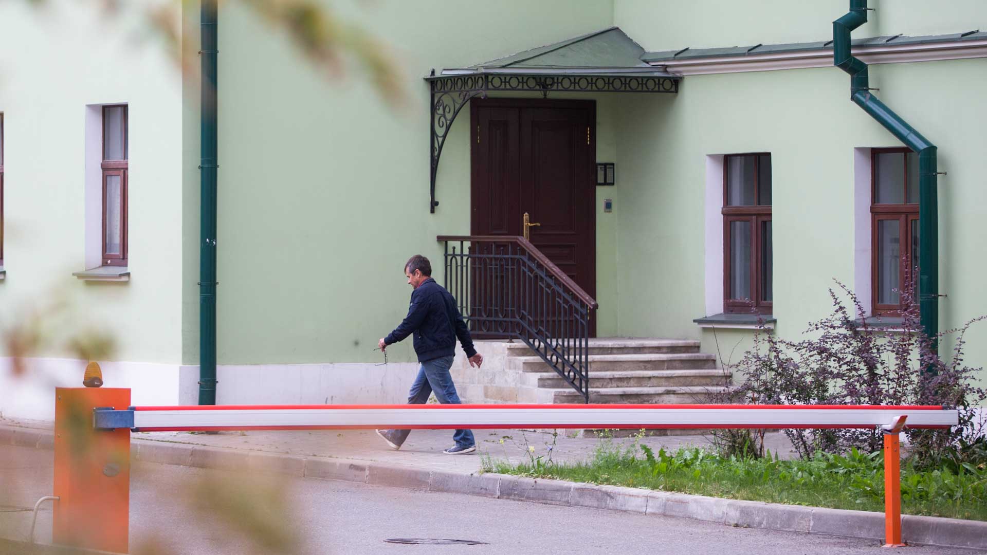 Шлагбаум во дворе