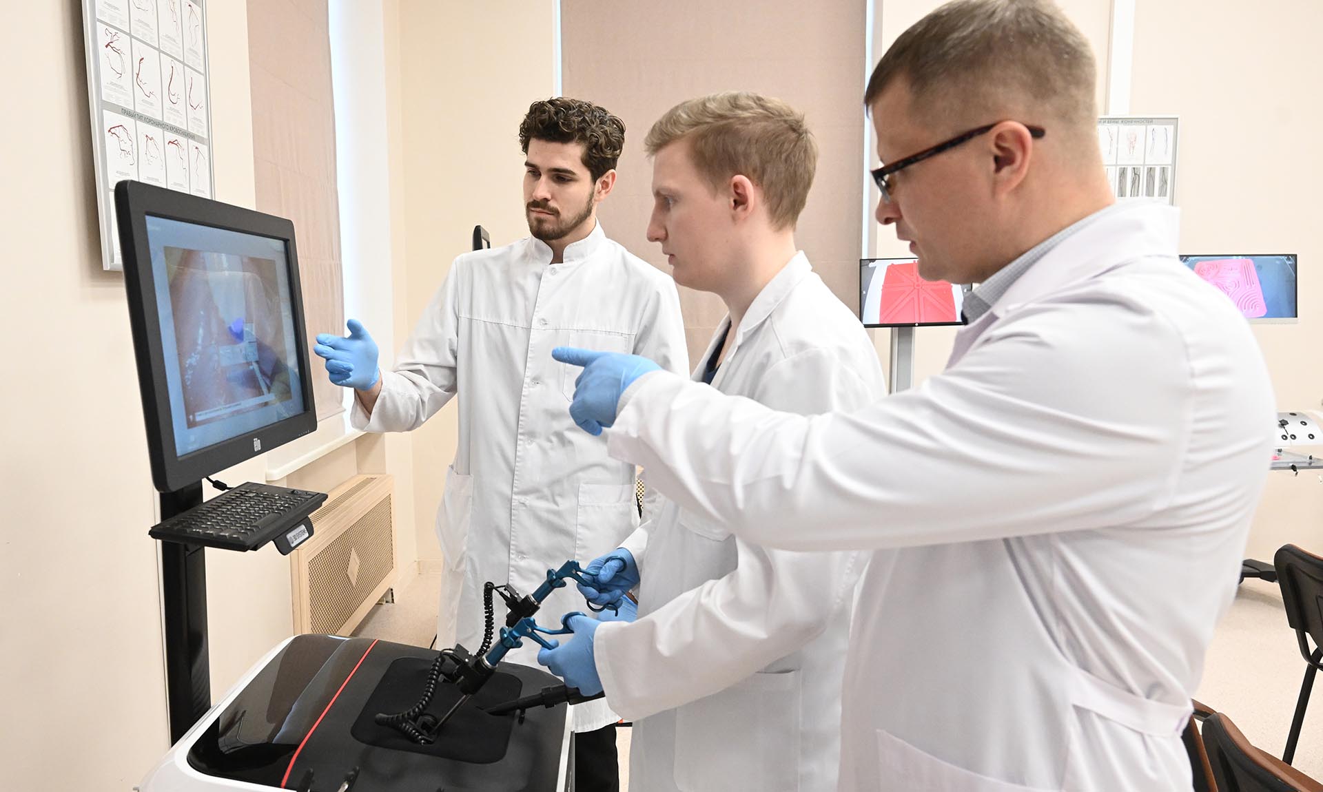 На сколько увеличилось количество врачей в России за три года?