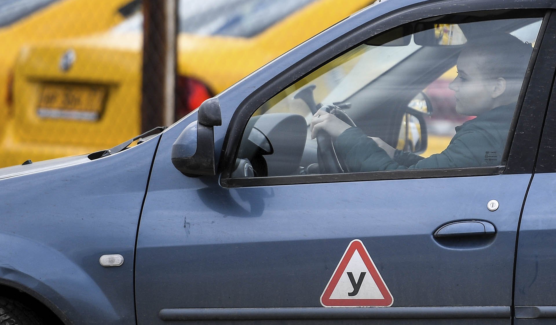 devushka-v-avtomobile-vo-vremya-zanyatiya-po-vozhdeniyu