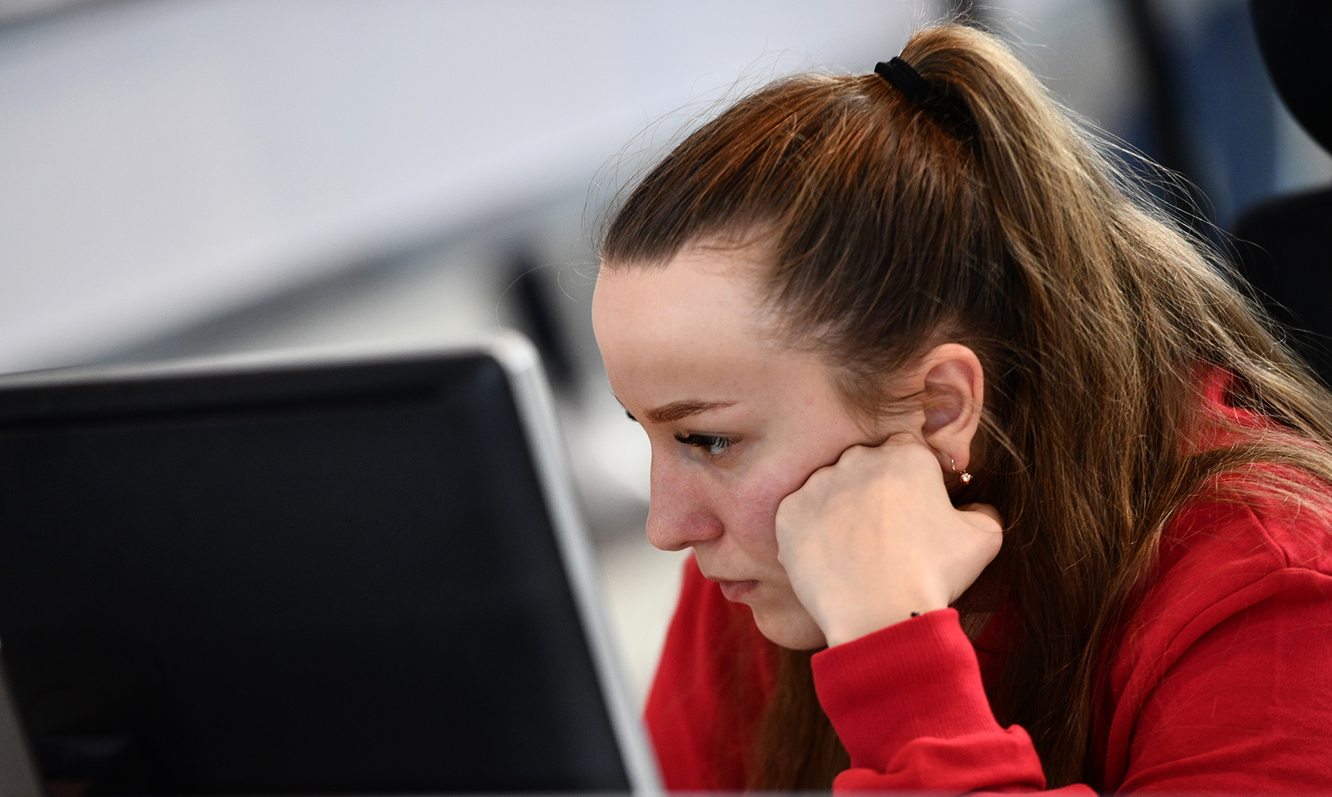 Женщина за компьютером 