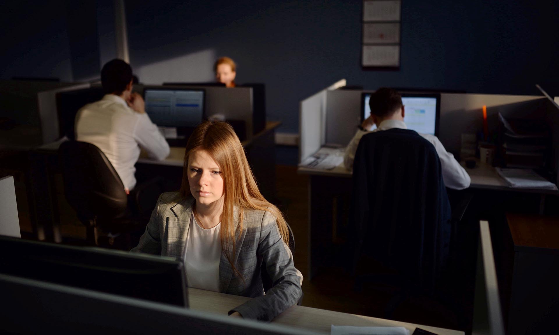 Сотрудники в офисе на рабочем месте