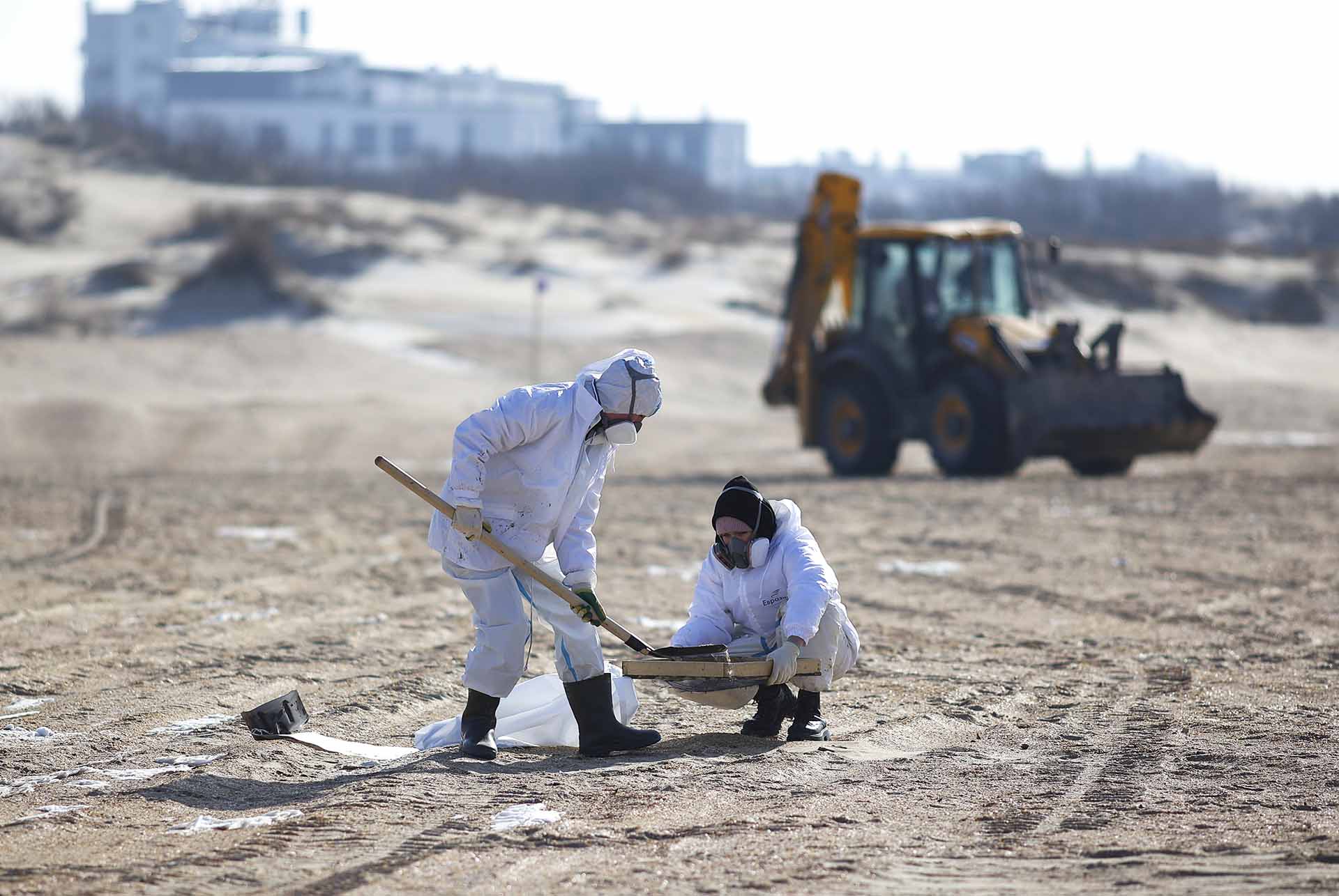 В процессе ликвидации последствий чрезвычайной ситуации в Керченском проливе было собрано около 185 тысяч тонн грунта