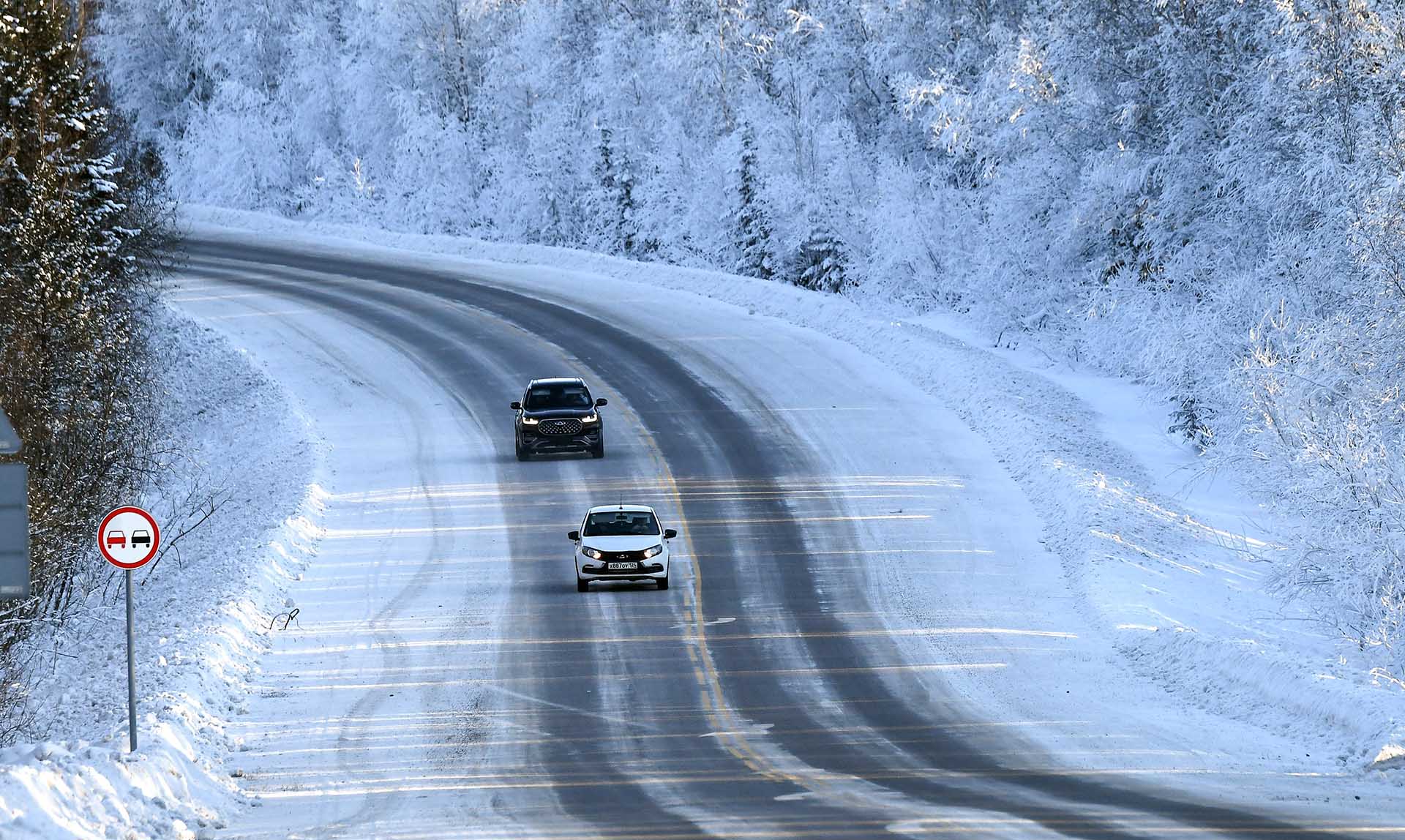 Автомобили на заснеженной трассе