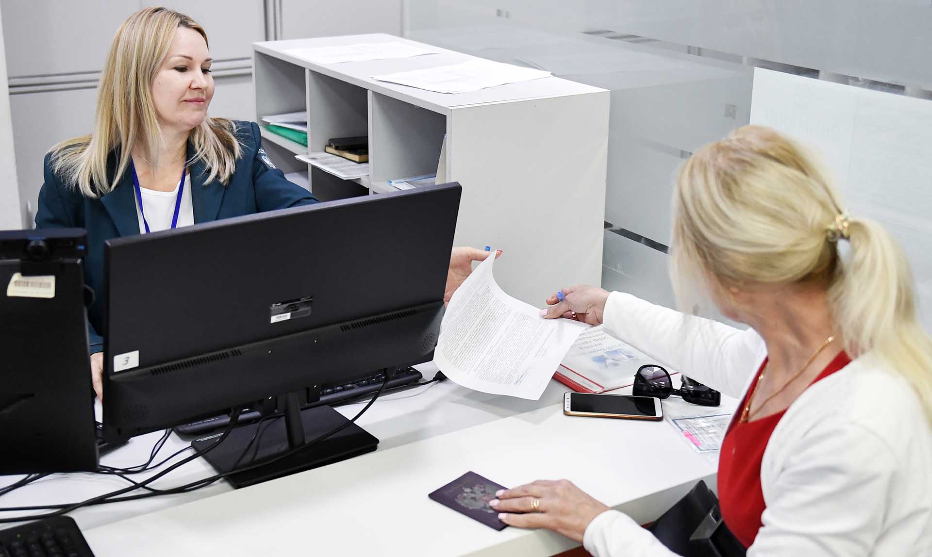 Посетительница в налоговой