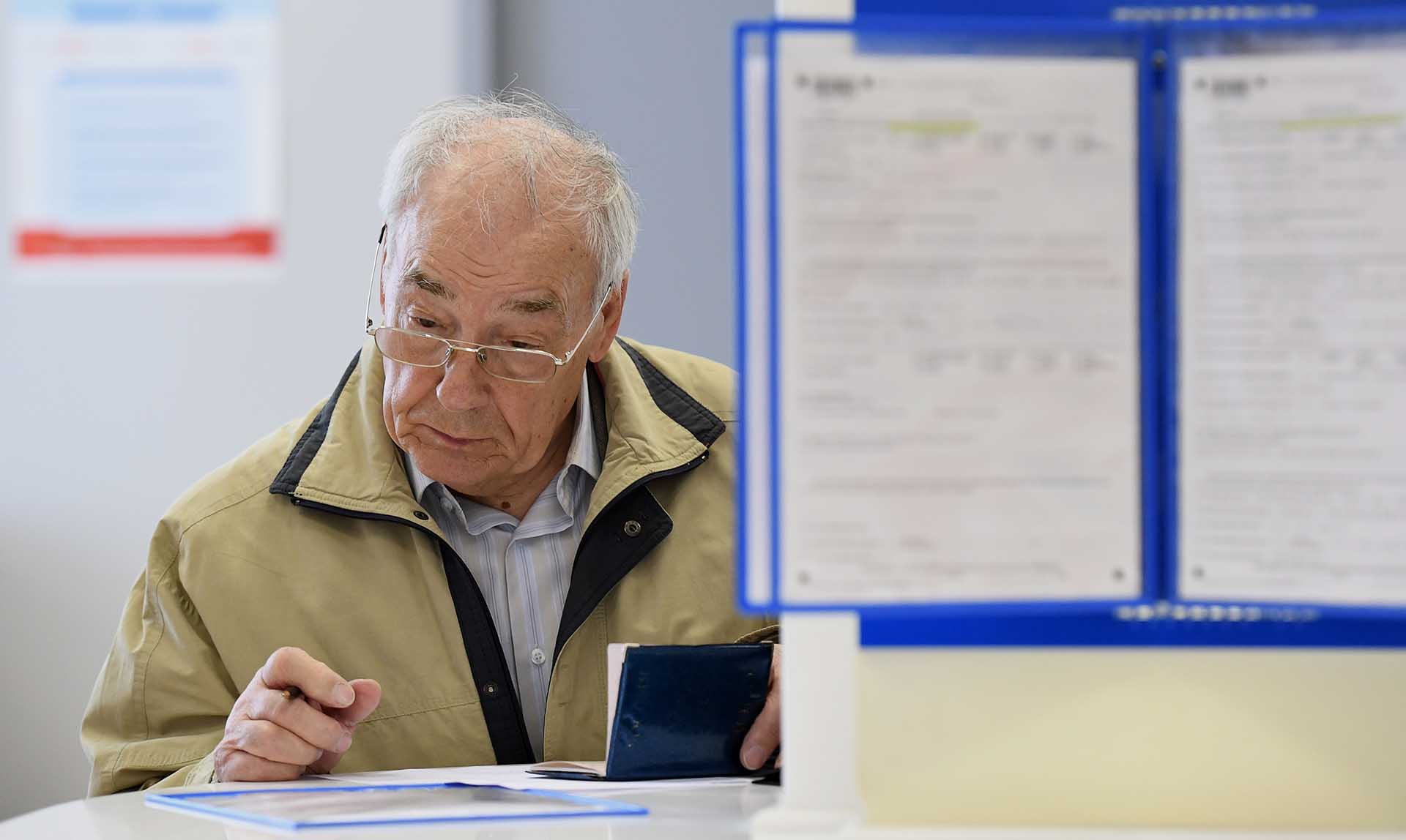 Мужчина заполняет документы