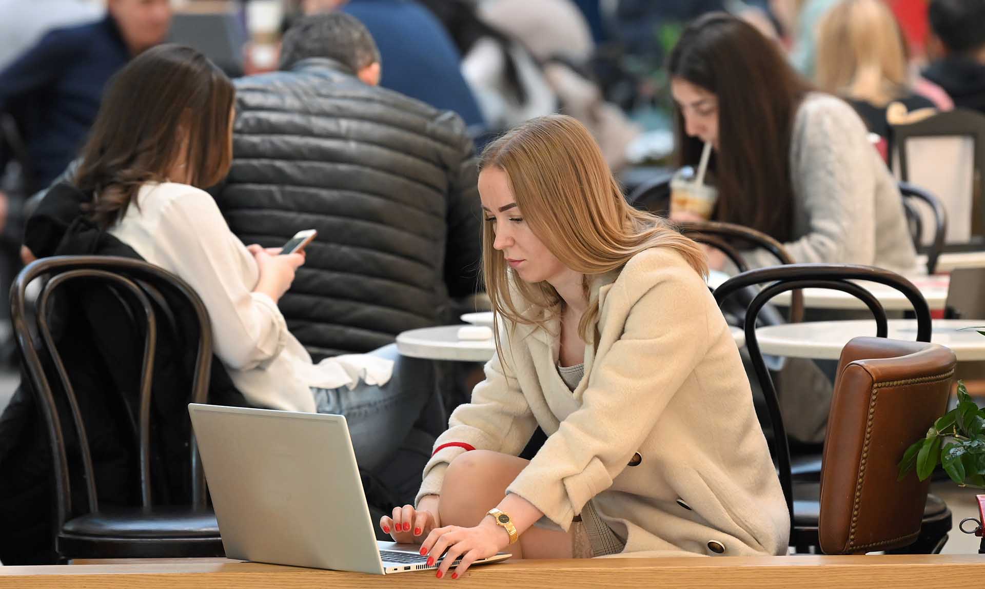 Посетительница в торговом центре с ноутбуком