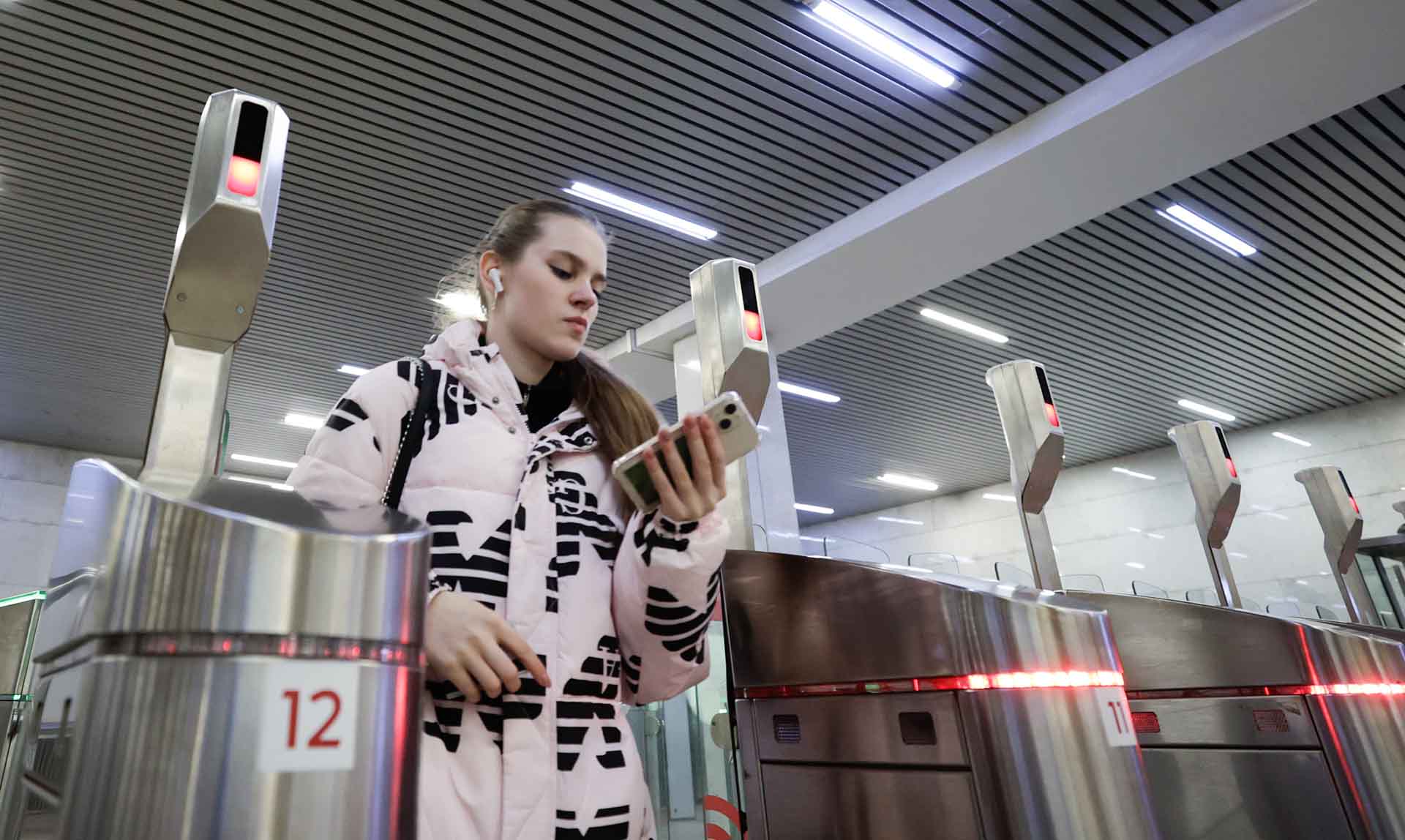 Девушка в метро