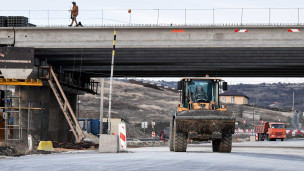Трактор во время строительства дороги в Крыму